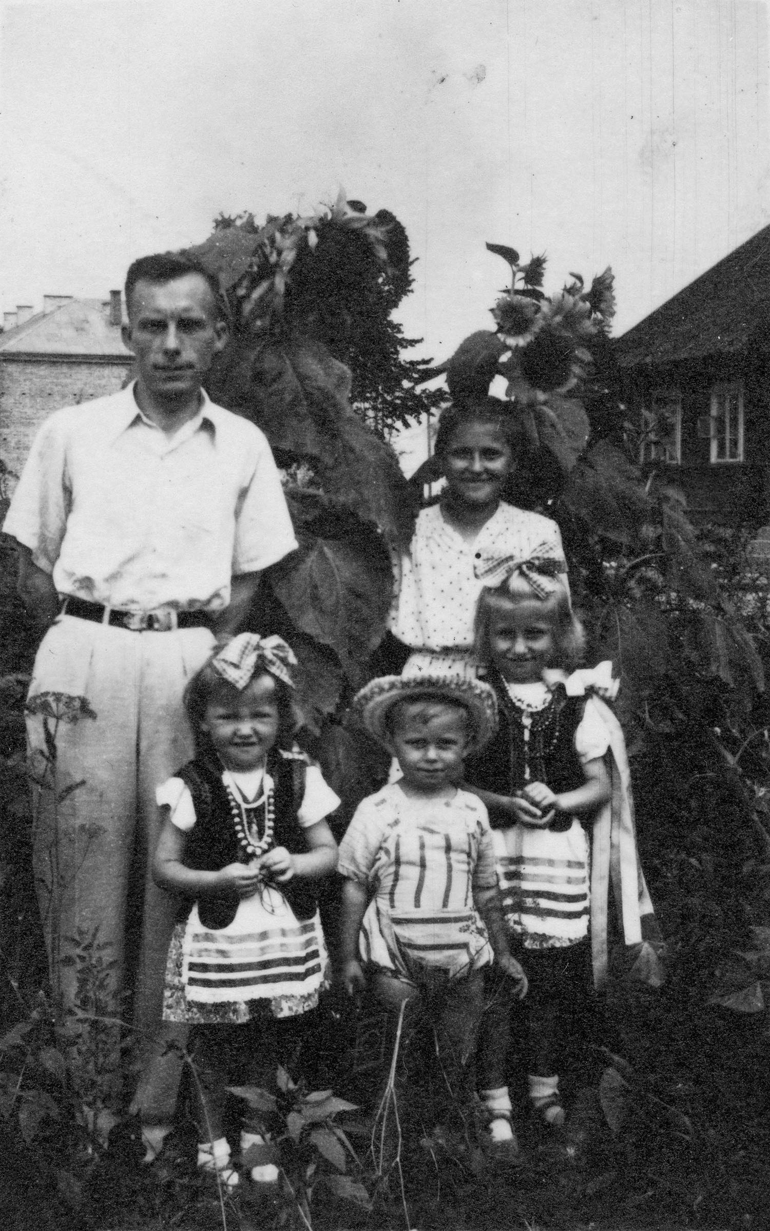 ok. 1950 | od lewej: Czesław Nurczewski, Urszula Powichrowska, Marian Nurczewski, Stanisława Sacharewicz z d. Powichrowska, Marynia Nurczewska - szkolny ogródek - w tle nowa i stara szkoła przy ul. Adama Mickiewicza | z arch. Stanisławy i Stefana Sacharewiczów