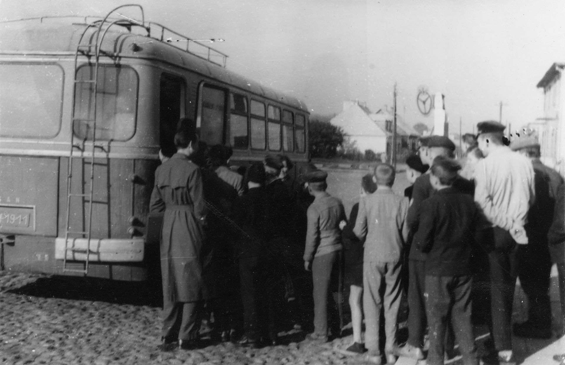 1960.10.11 | Uczniowie klas VI i VII na przystanku PKS w Zabłudowie w drodze do Białegostoku na film "Krzyżacy" w reż. Aleksandra Forda | z arch. Zespołu Szkolno-Przedszkolnego w Zabłudowie