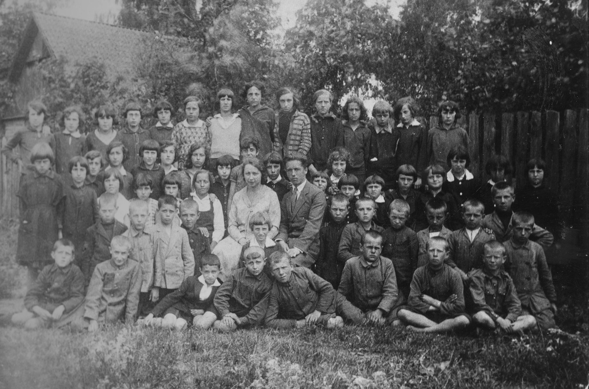 1934 | Uczniowie Publicznej Szkoły Powszechnej w Zabłudowie - w środku nauczyciele Leokadia Glinka z d. Lewkowicz i Jan Henzel | z arch. Zofii Polikarp