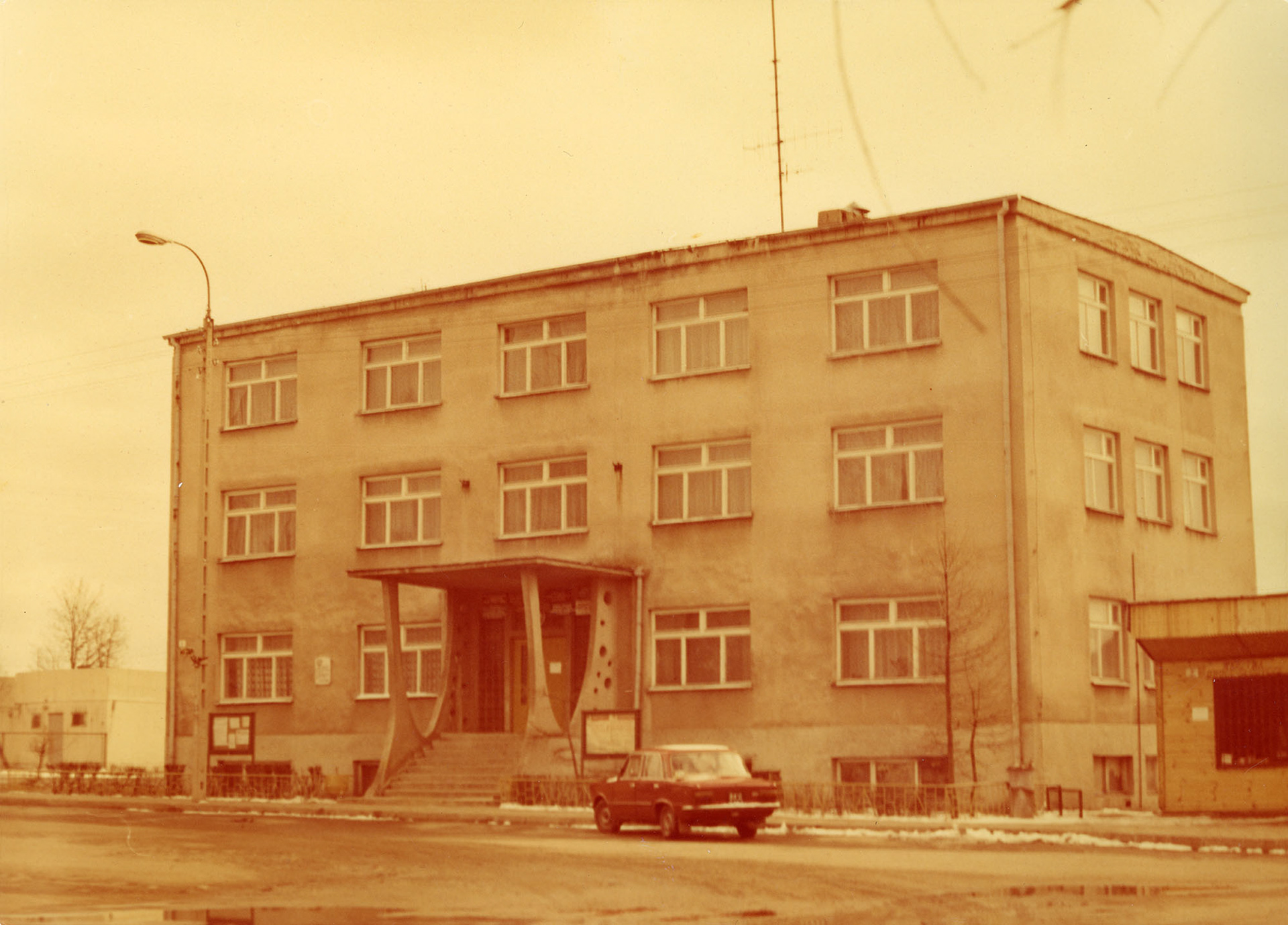 Lata 80. XX wieku | 22 lipca 1975 r. oddano do użytku budynek Urzędu Miasta i Gminy Zabłudów przy ul. Rynek 8 - obecnie Urząd Miejski | z arch. Agnieszki Dudzińskiej