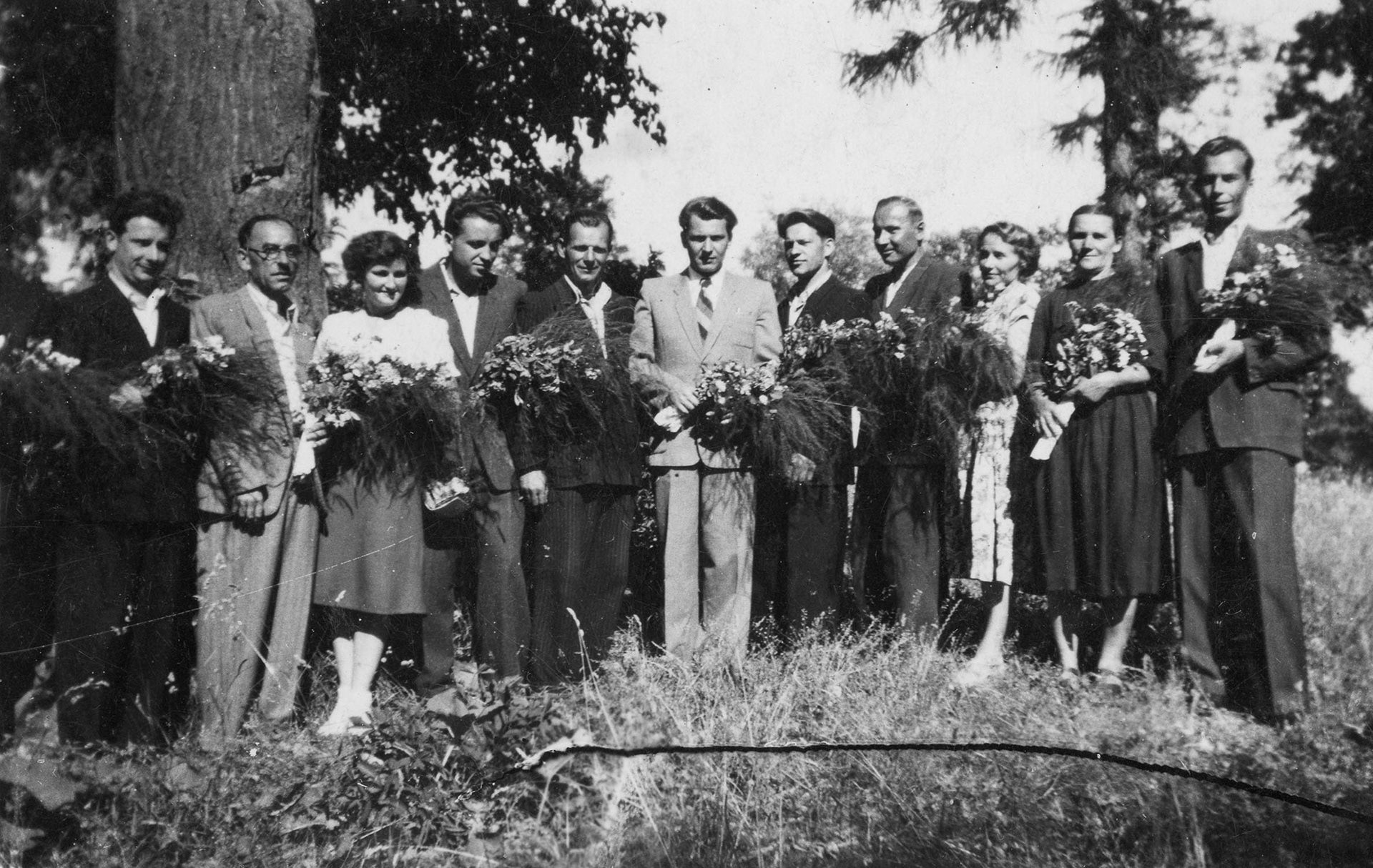 Lata 50. XX wieku | Pracownicy i grono pedagogiczne Zasadniczej Szkoły Zawodowej - od lewej: Henryk Siemieńczuk, ... Makarewicz, Teresa Kuczyńska, x, x, Tadeusz Maciejewski, Antoni Baniel, Piotr Godlewski, Waleria Szyłkiewicz, Maria Andrejczuk, Stanisław Sosnowski | z arch. Agaty Łysak