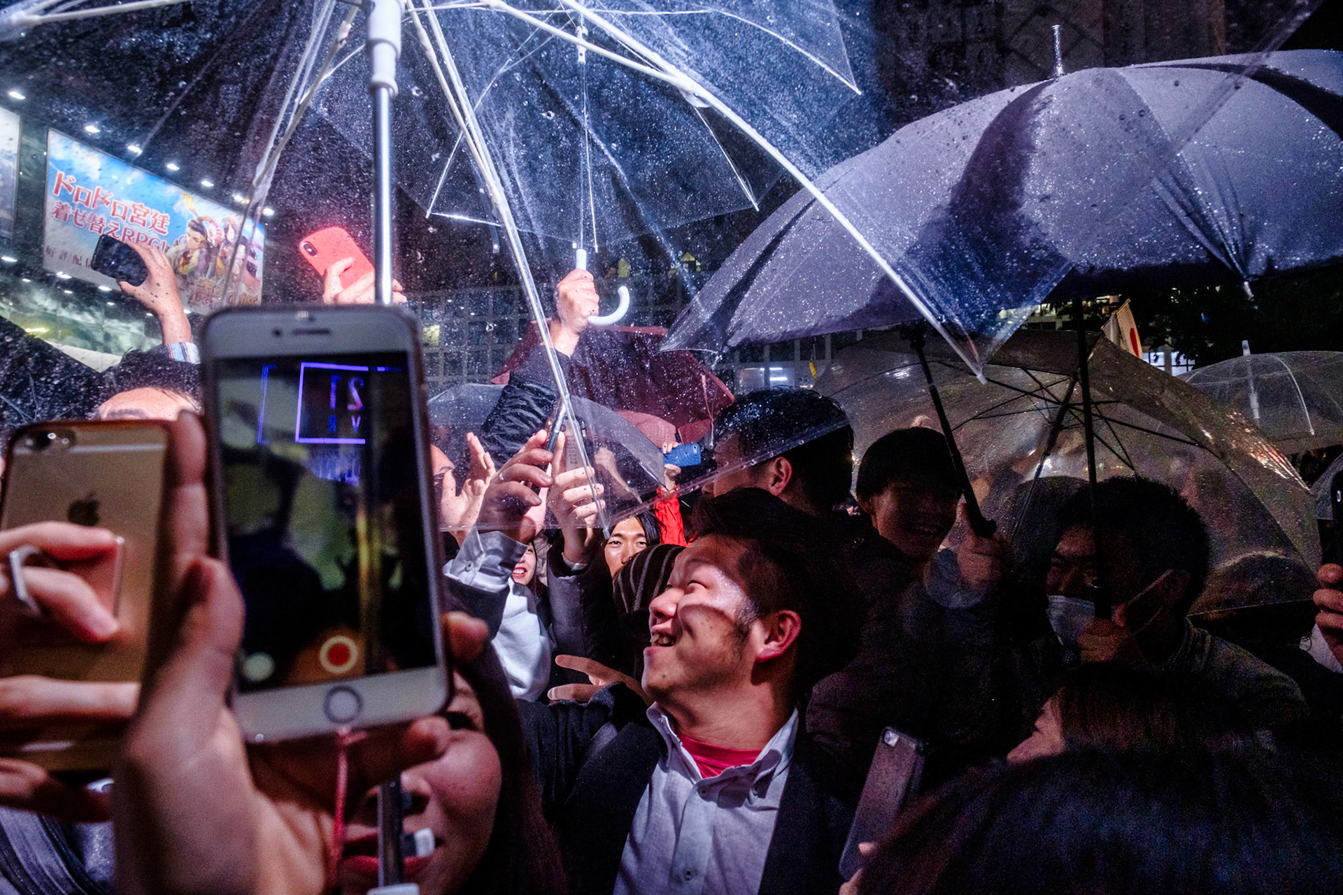 Japończycy świętujący w deszczu na Shibuya Crossing pożegnanie starej epoki Heisei, odchodzącej wraz z abdykującym cesarzem Akihito i początek nowej ery wg kalendarza imperialnego - Reiwa 令和. 

The Japanese celebrating in the rain at Shibuya Crossing the end of the Heisei 平成　era, passing way with the Emperor Akihito's abdication,  and the beginning of the new - Reiwa 令和

#last_days_of_heisei #Shibuya #Stream #Tokyo #architecture  #Japan #2019 #heisei #平成 #Reiwa #令和  #street #night #documentary #japan_night_view #night #instagram_japan, #fujifeed,  #fujixlovers #streetclassics #discovertokyo #discoverjapan #art_of_japan  #tokyocameraclub #bestphoto_japan #bestjapanpics #super_asia_channel  #lovers_nippon #nightcaptures #nightphotography #japan_night_view #super_night_channel  #bokeh_shotz