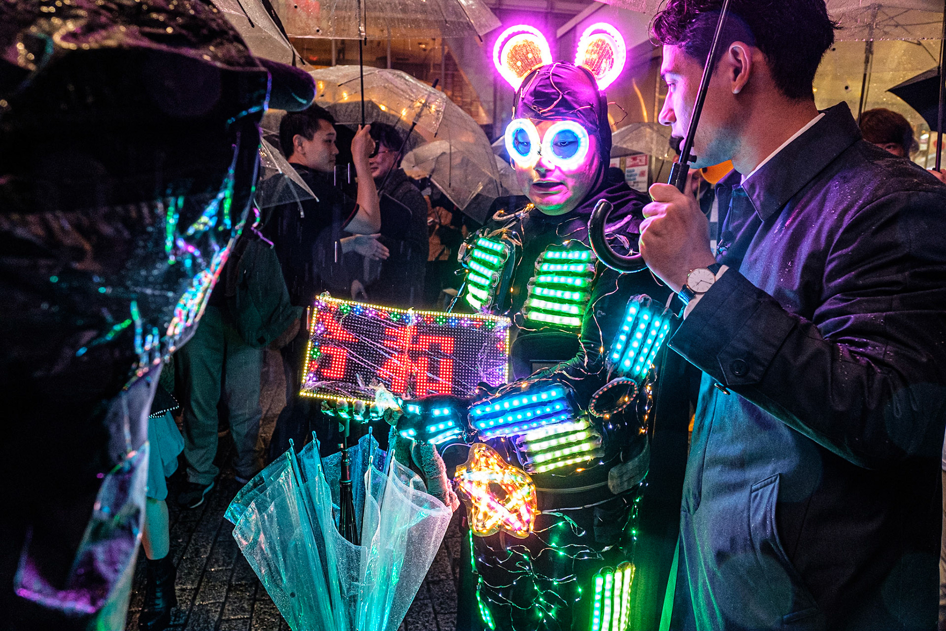 30 kwietnia 2019, ostatni dzień trwającej ponad 30 lat ery Heisei 平成.

Mimo, że nie planowano żadnych zorganizowanych wydarzeń, na Shibuya Crossing mimo ulewy spontanicznie zebrał się wielotysięczny tłum. Niektórzy, by okazać swoje emocje, pojawili się w wyrafinowanych strojach, specjalnie przygotowanych na tę okazję.

30 April 2019, the official end of the 30 years long Heisei Era.  In spite of the rain, thousands of Japanese gathered in Shibuya Crossing. Some prepared an elaborated outfit in order to express their feelings.


#last_days_of_heisei #Shibuya #ShibuyaCrossing #Tokyo #architecture  #Japan #2019 #heisei #平成 #Reiwa #令和 #street #night #documentary #japan_night_view #night #instagram_japan, #fujifeed,  #fujixlovers #streetclassics #discovertokyo #discoverjapan #art_of_japan  #tokyocameraclub #bestphoto_japan #bestjapanpics #super_asia_channel  #lovers_nippon #nightcaptures #nightphotography #japan_night_view #super_night_channel  #bokeh_shotz