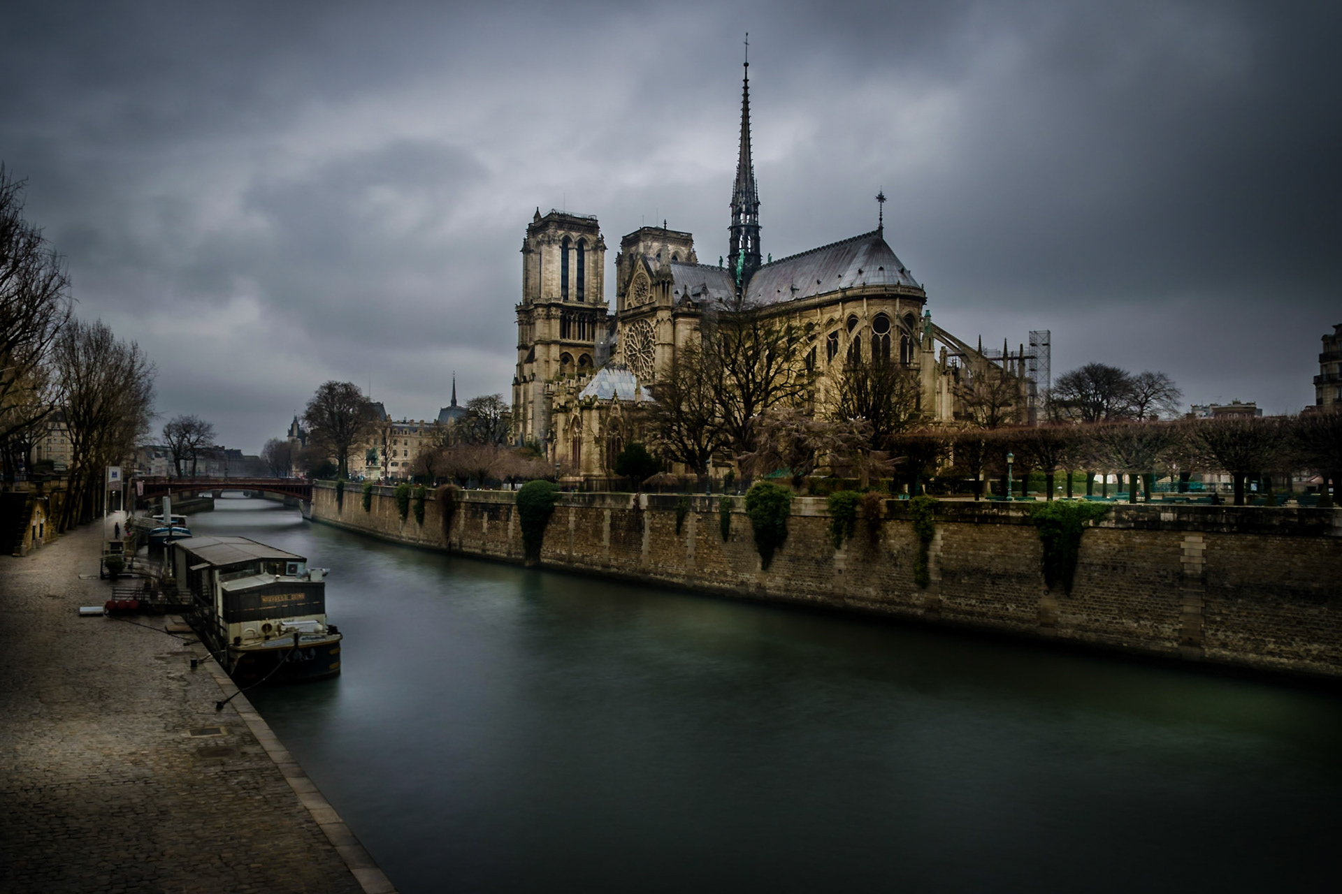 006 Vue de la Cathédrale Notre Dame à Paris, 2 ans avant l'incendie qui ravagera sa flèche et sa toiture