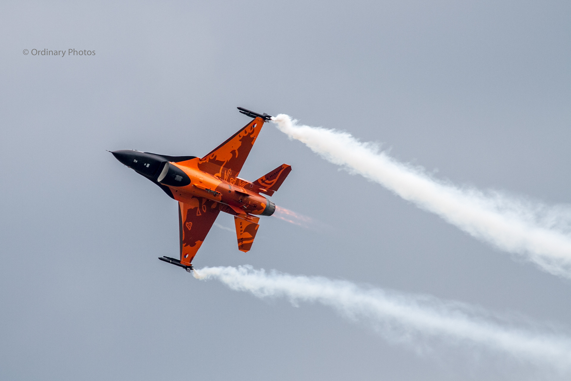 De oranje F-16 (J-015) van het Solo Display Team tijdens de Luchtmachtdagen 2013 op Vliegbasis Volkel