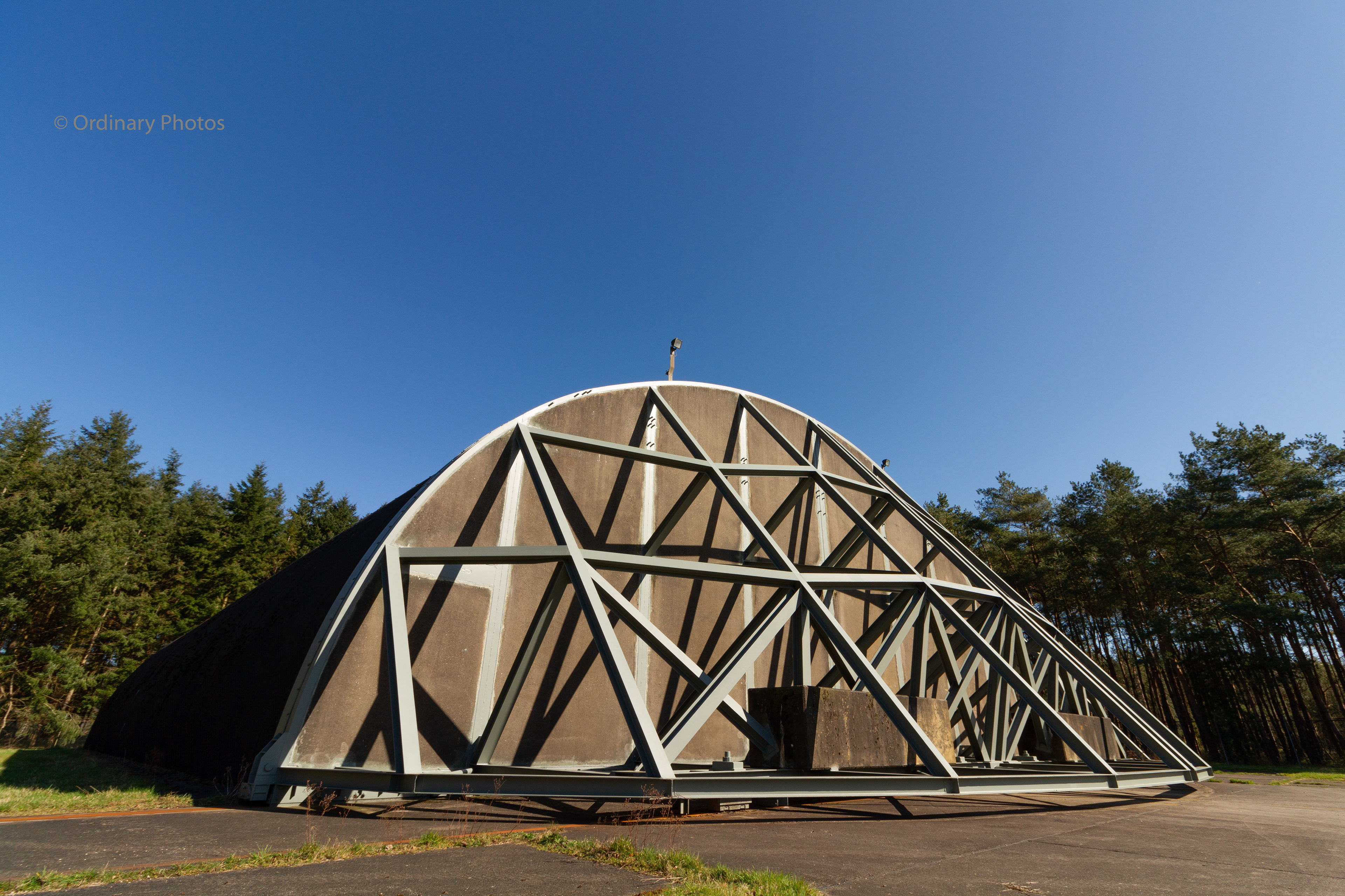 Een vliegtuighangar in het sheltergebied van Park Vliegbasis Soesterberg