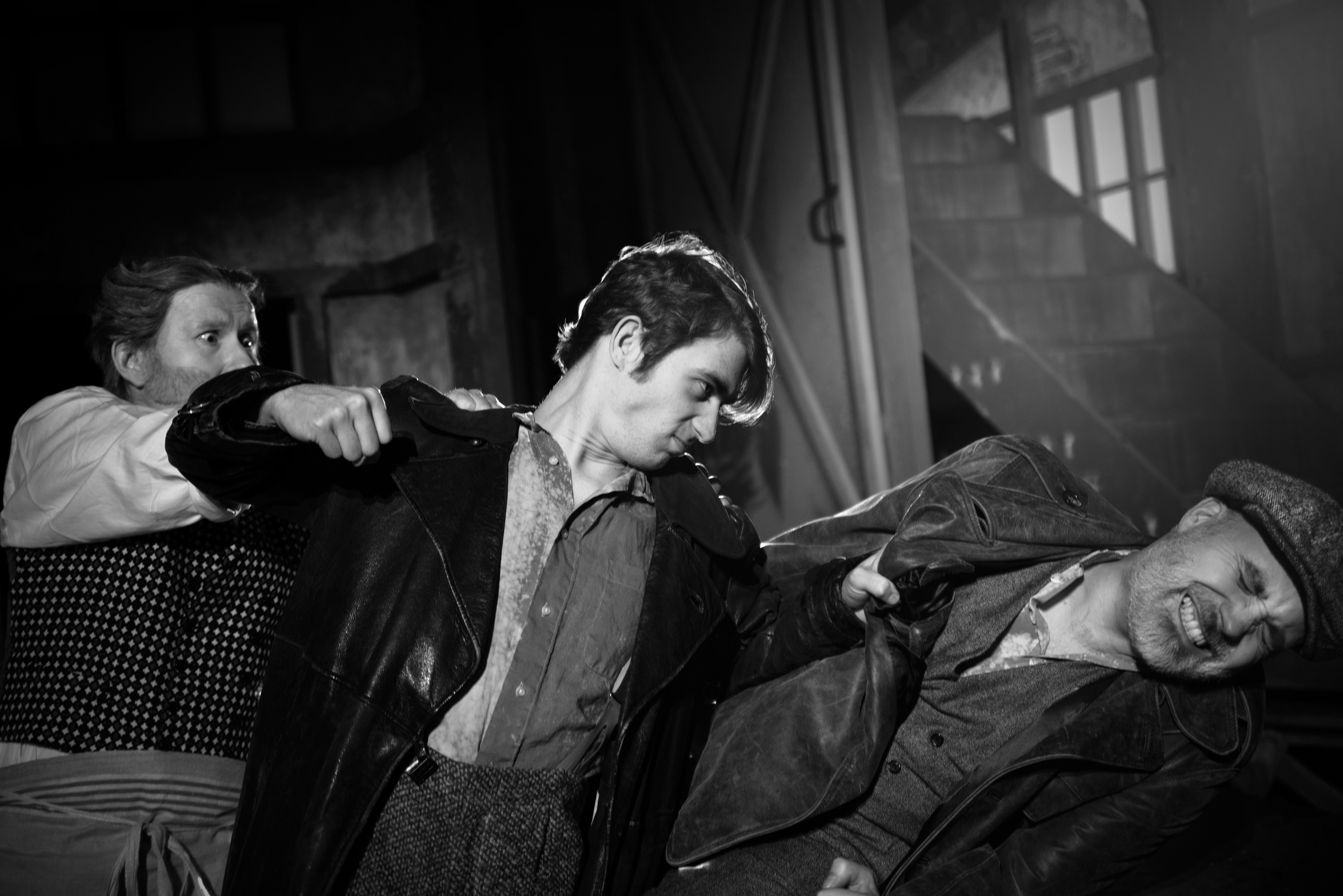 theater szene schlägerei. mann hebt faust