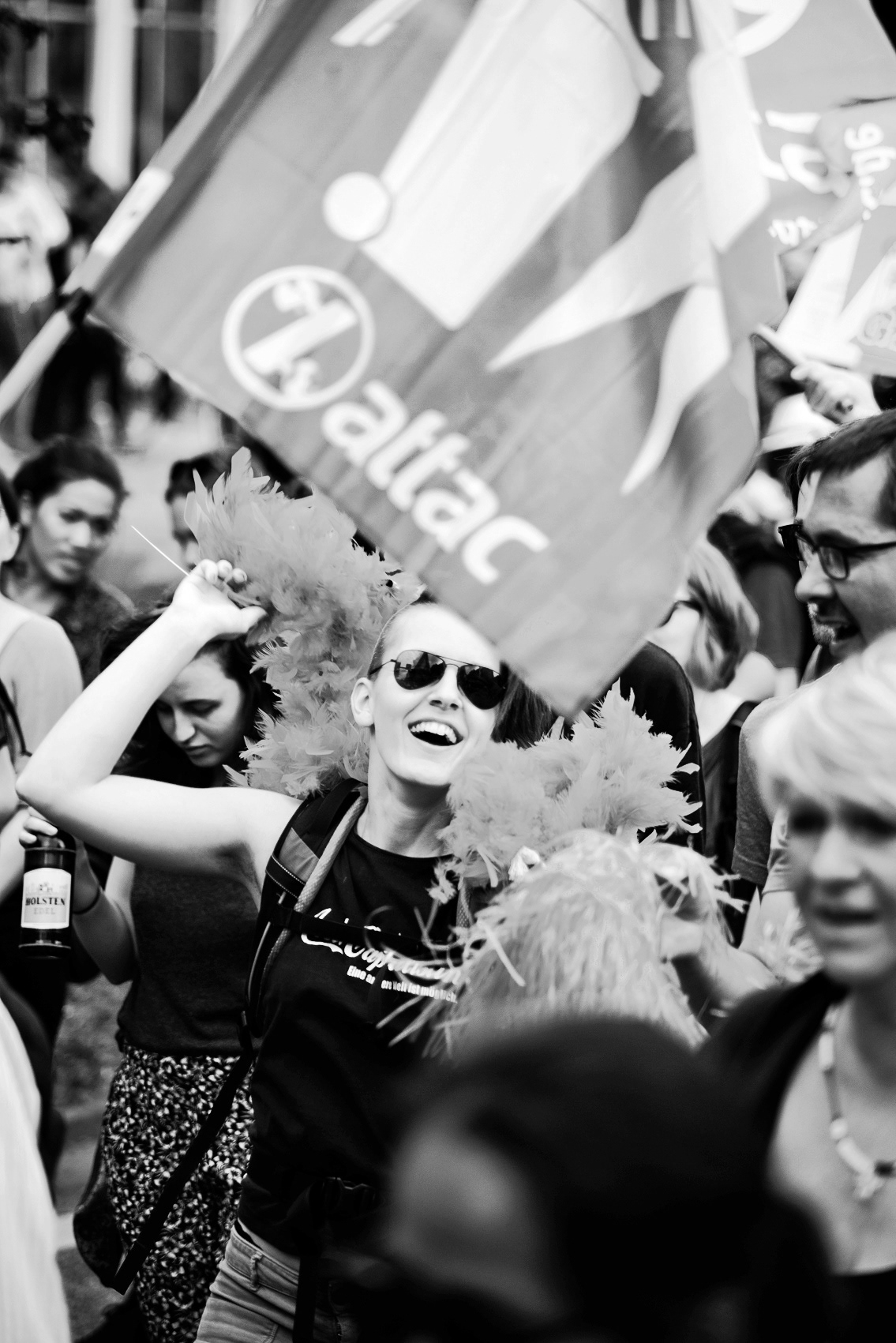 Demo Attac, Menge mit fröhlicher frau