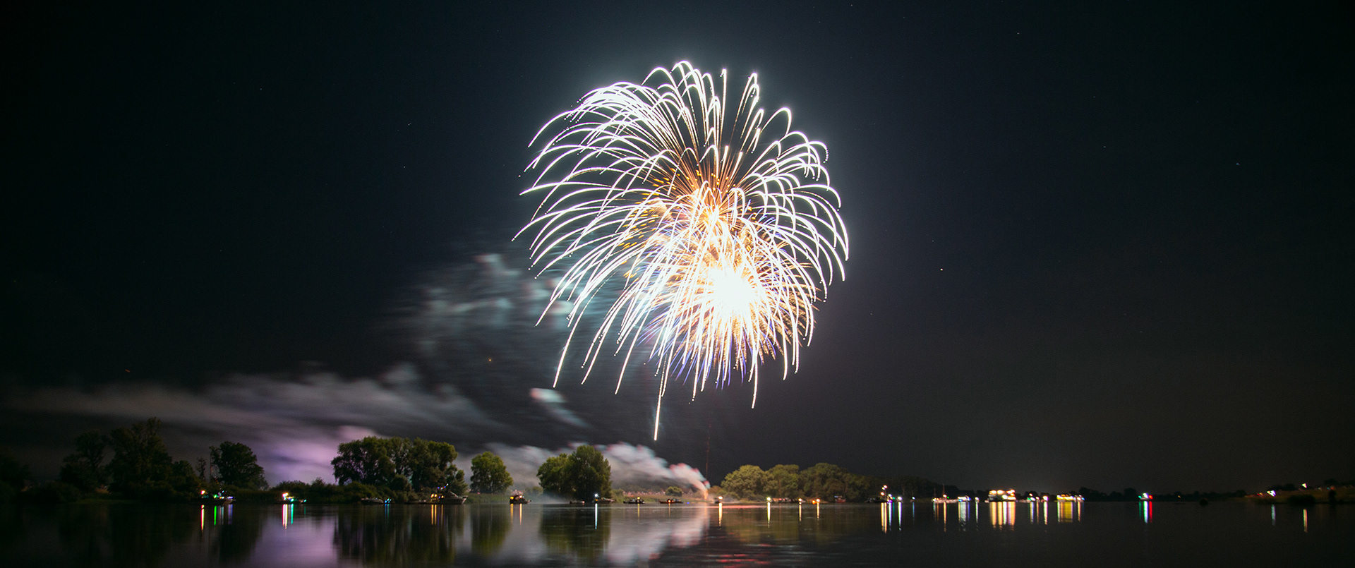 Feuerwerk "Die Elbe brennt" im August von der FFW Drage, Elblandschaften, Fotobagaluten