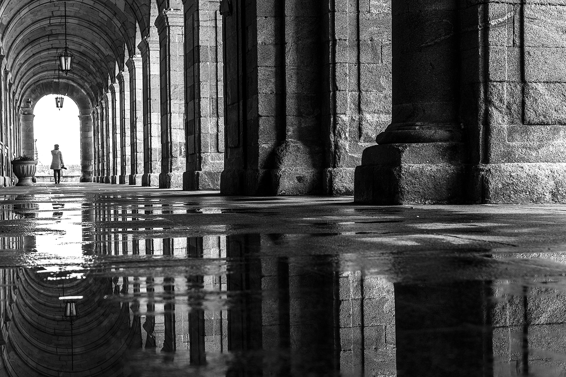 foto urbana en las columnas de la plaza del Obradoiro en Santiago de Compostela en blanco y negro ilustrando un articulo sobre el ritmo en composicion fotográfica
