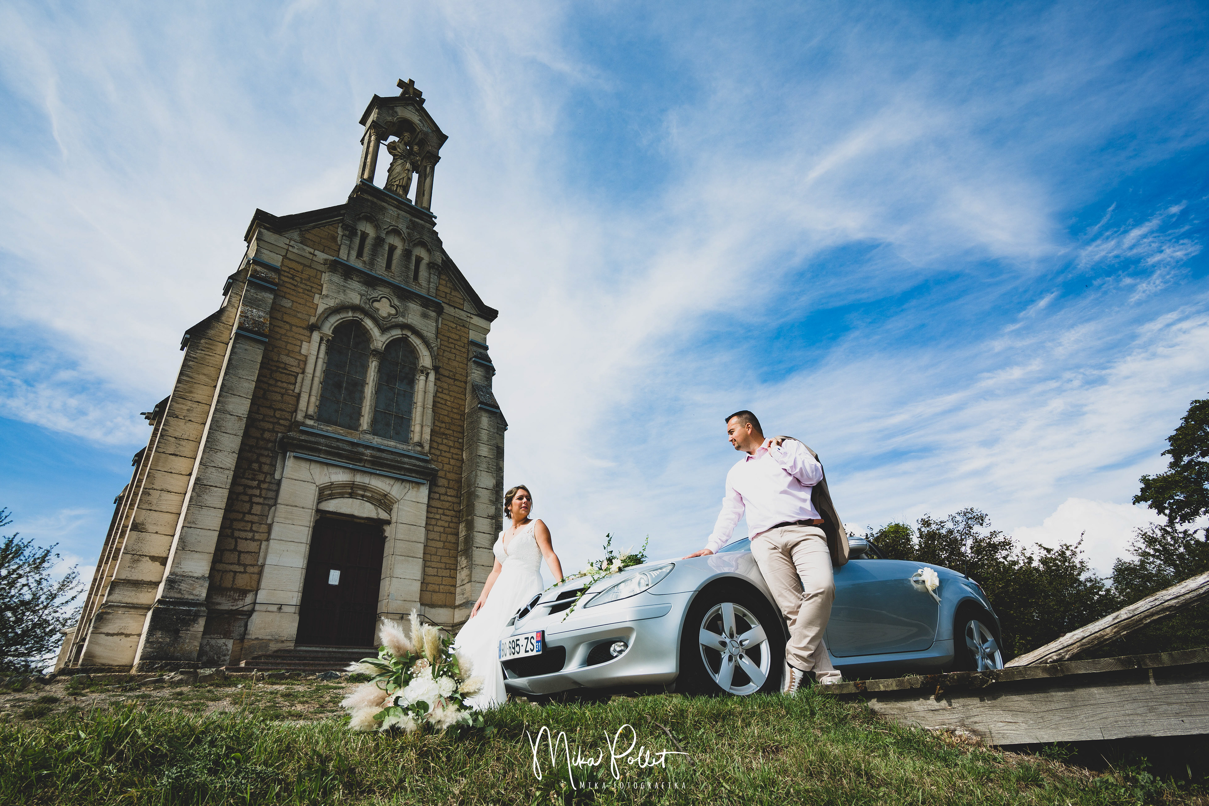 cabriolet loué pour un mariage dans le beaujolais à la chapelle de brouilly