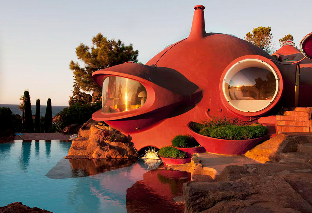 PALAIS BULLE (Antti Lovag, 1975-1989) Pourquoi construir systématiquement selon des repères orthonormés? La courbe s’invite dans les moindres recoins. La conception d’un espace s’en voit totalement modifiée. Murs et plafonds ne font plus qu’un.
