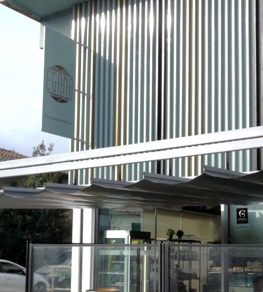 Producción y colocación de vinilos de corte en estandarte situado en la fachada del local de Egaña Gozotegia sito en Landeta Hiribidea, 19 Azpeitia.