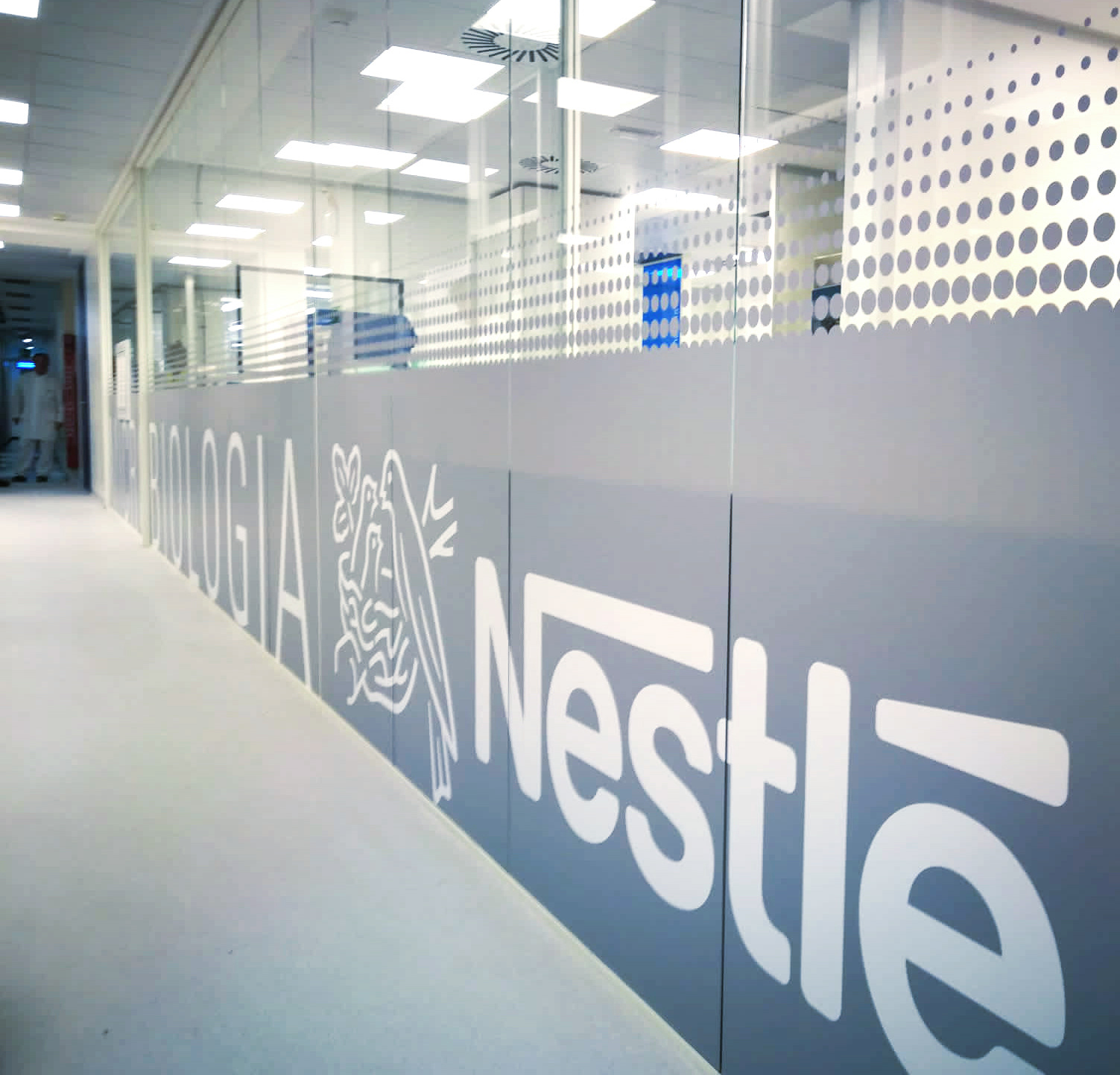 Producción y colocación de vinilos para proyecto de HIB en laboratorios Nestlé (Cantabria)