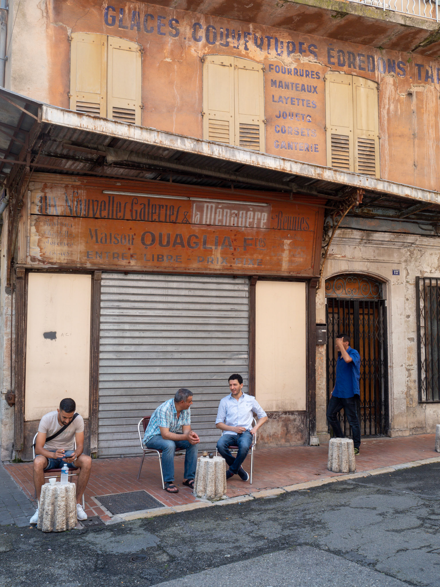 Devant la maison Quaglia à Grasse