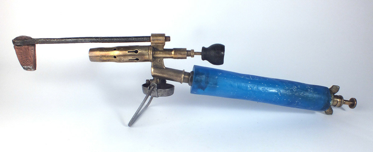 Chalumeau - Pâte de cristal bleu, bois et métal, 2020