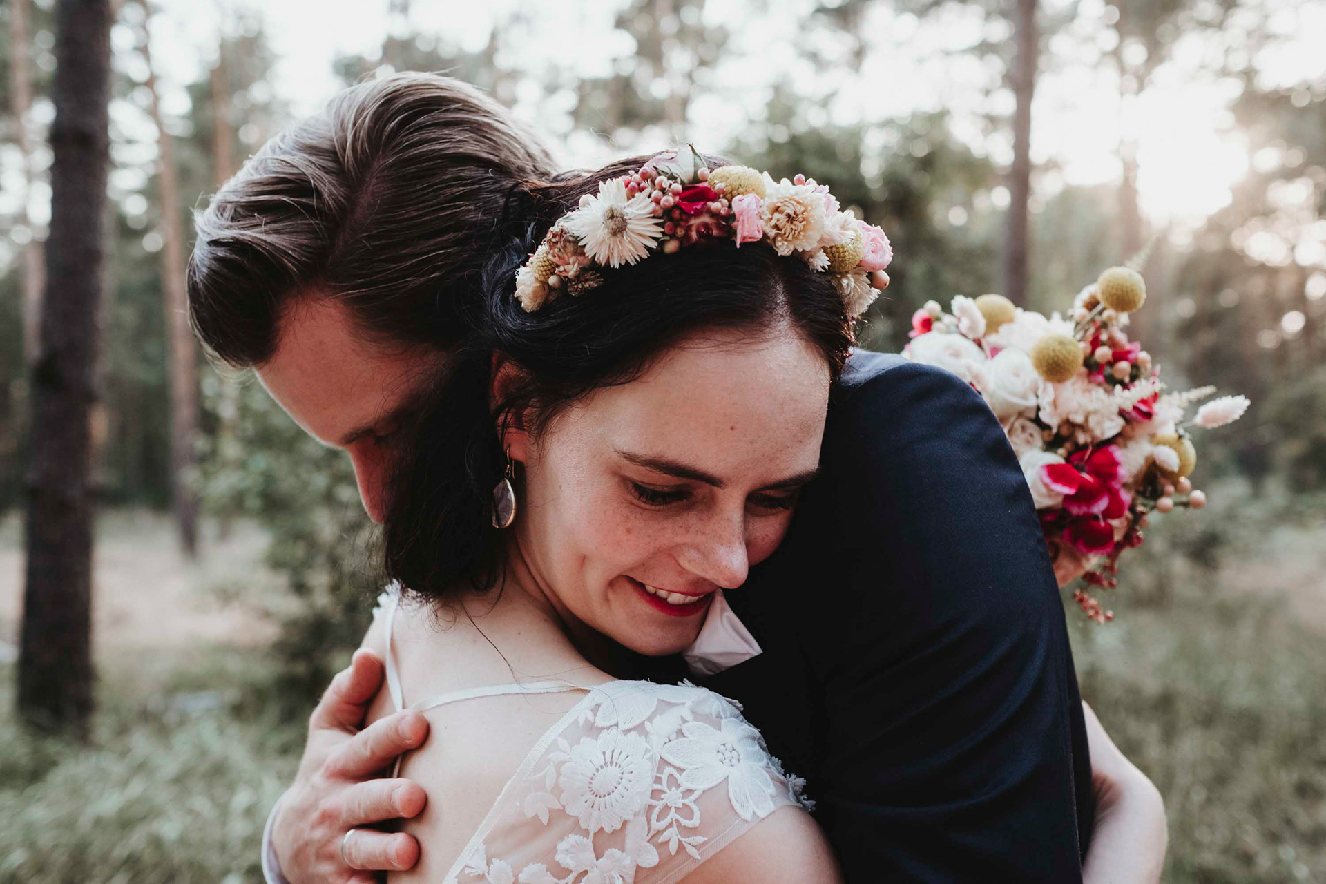 Brautpaar umarmt sich, Hochzeitsfotos in Friesack Fehrbellin