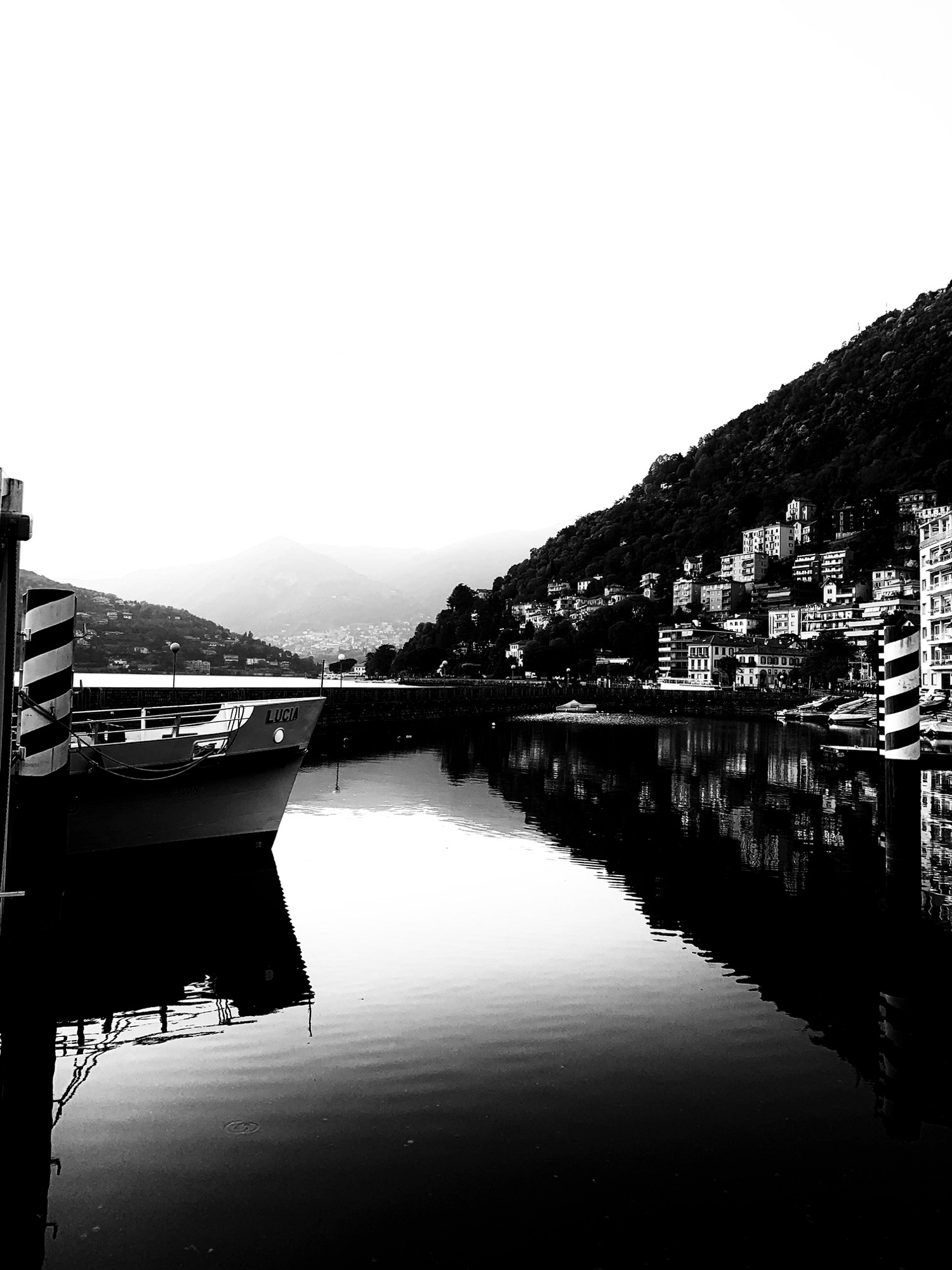 Andrea - Uno scorcio del lago di Como in quarantena con le sue geometrie “bianche e nere” (foto fatta col cellulare il 25.04.2020)