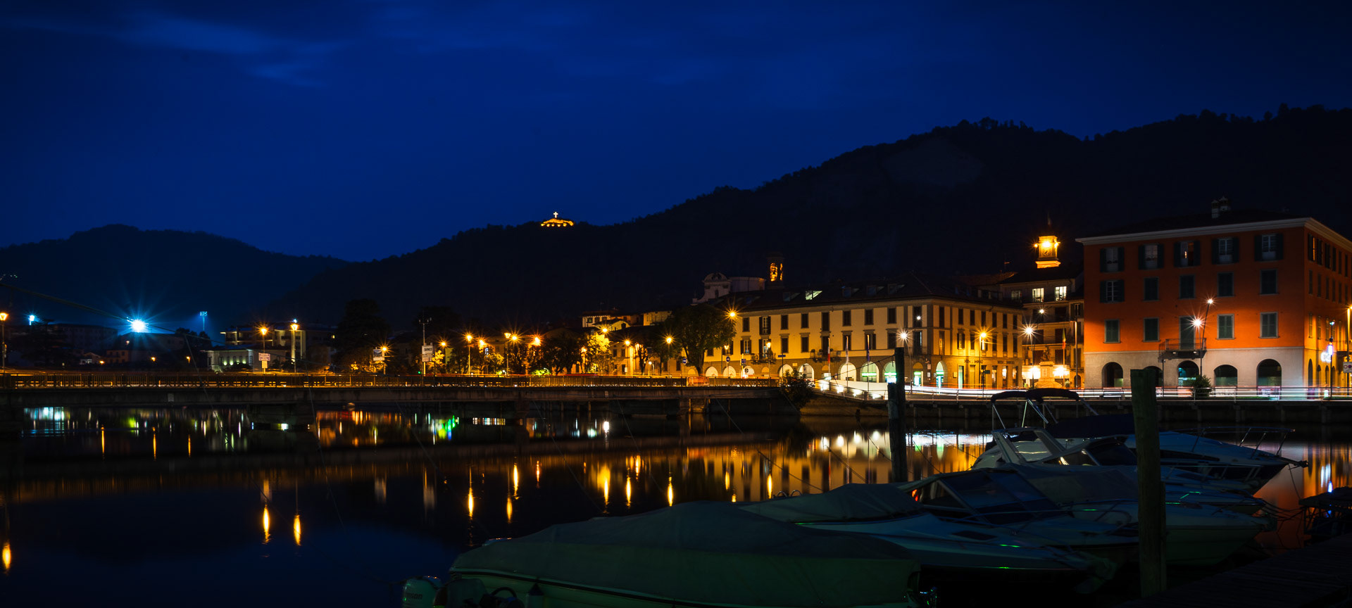 Sarnico at night: The bridge between Paratico and Sarnico is a bottleneck for traffic.