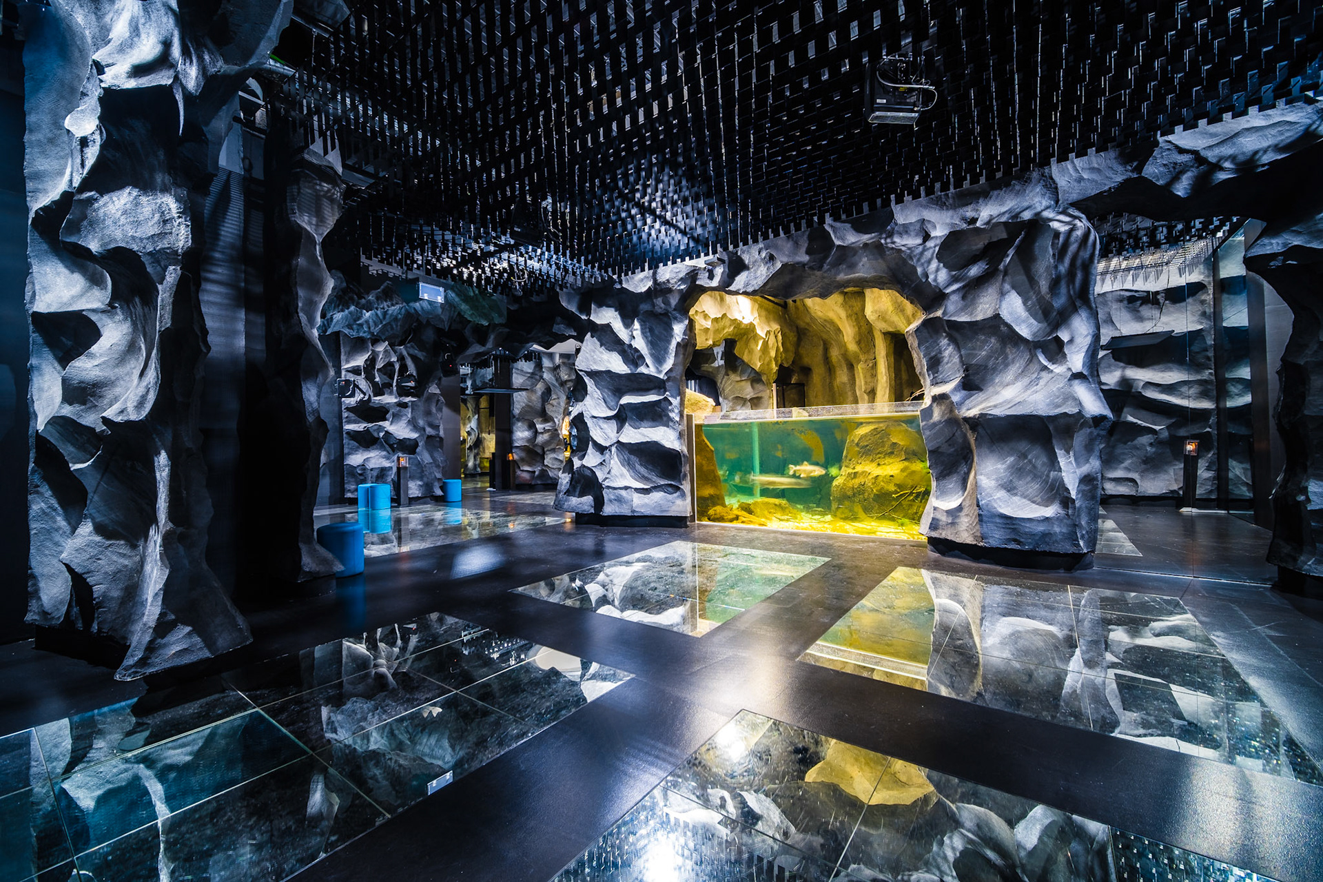 Seeing this museum under the cleaning lights was a visually bold experience