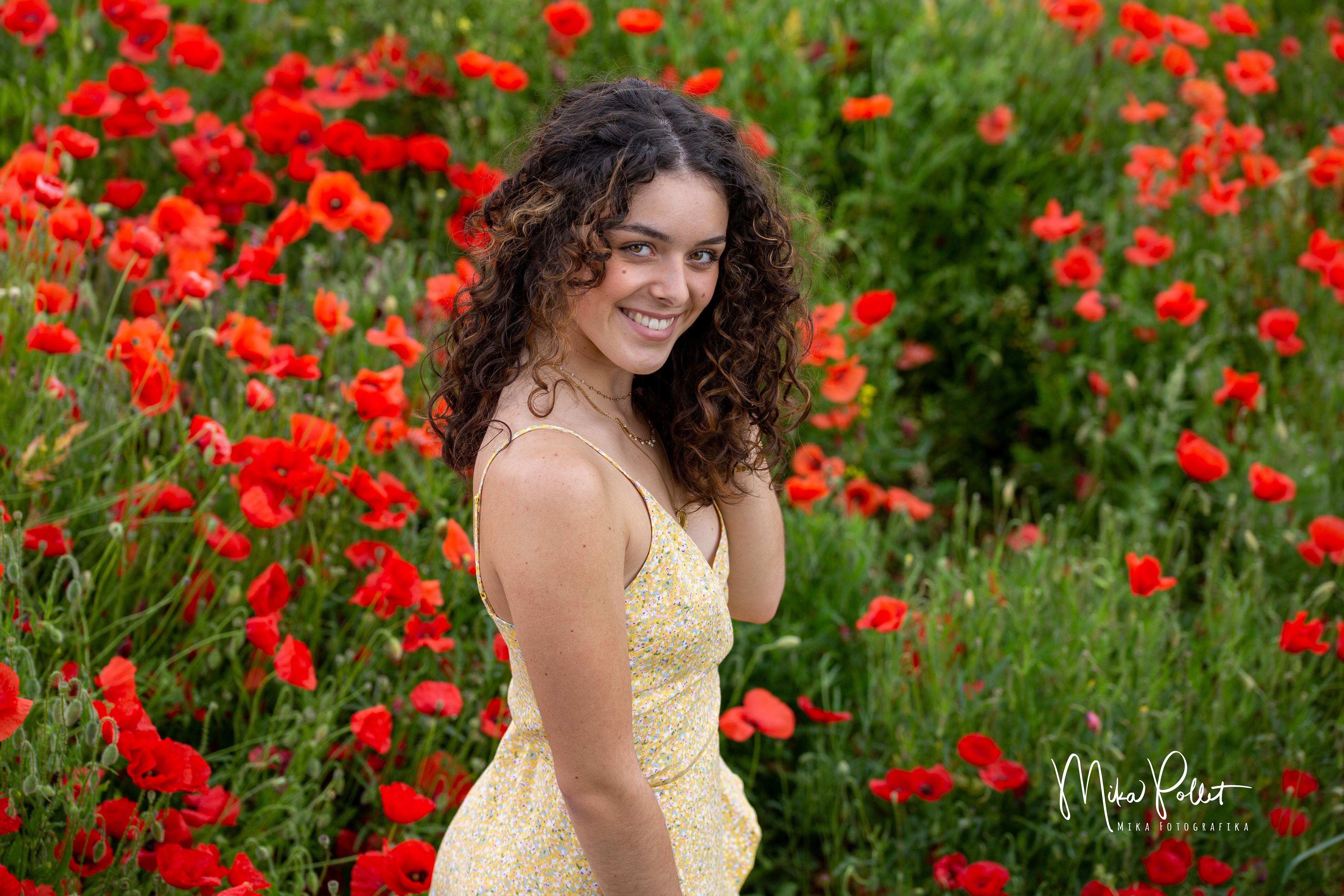 portrait naturel dans les coquelicots du beaujolais pour book photos et test agence par mika pollet photographe professionnel en rhone-alpes auvergne