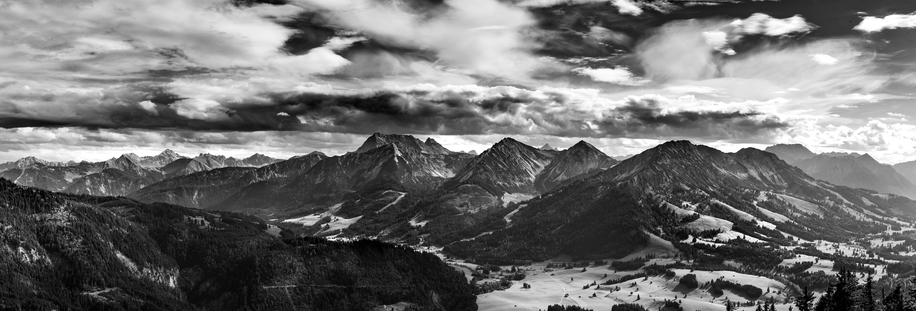 Marc Lutz Fotografie Businessportraits Berge  in schwarz  