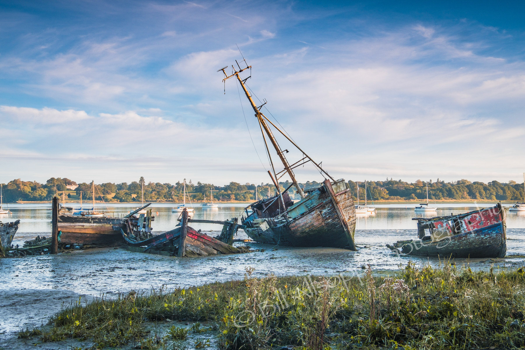 Derelict boats rot on the mud at Pin Mill.