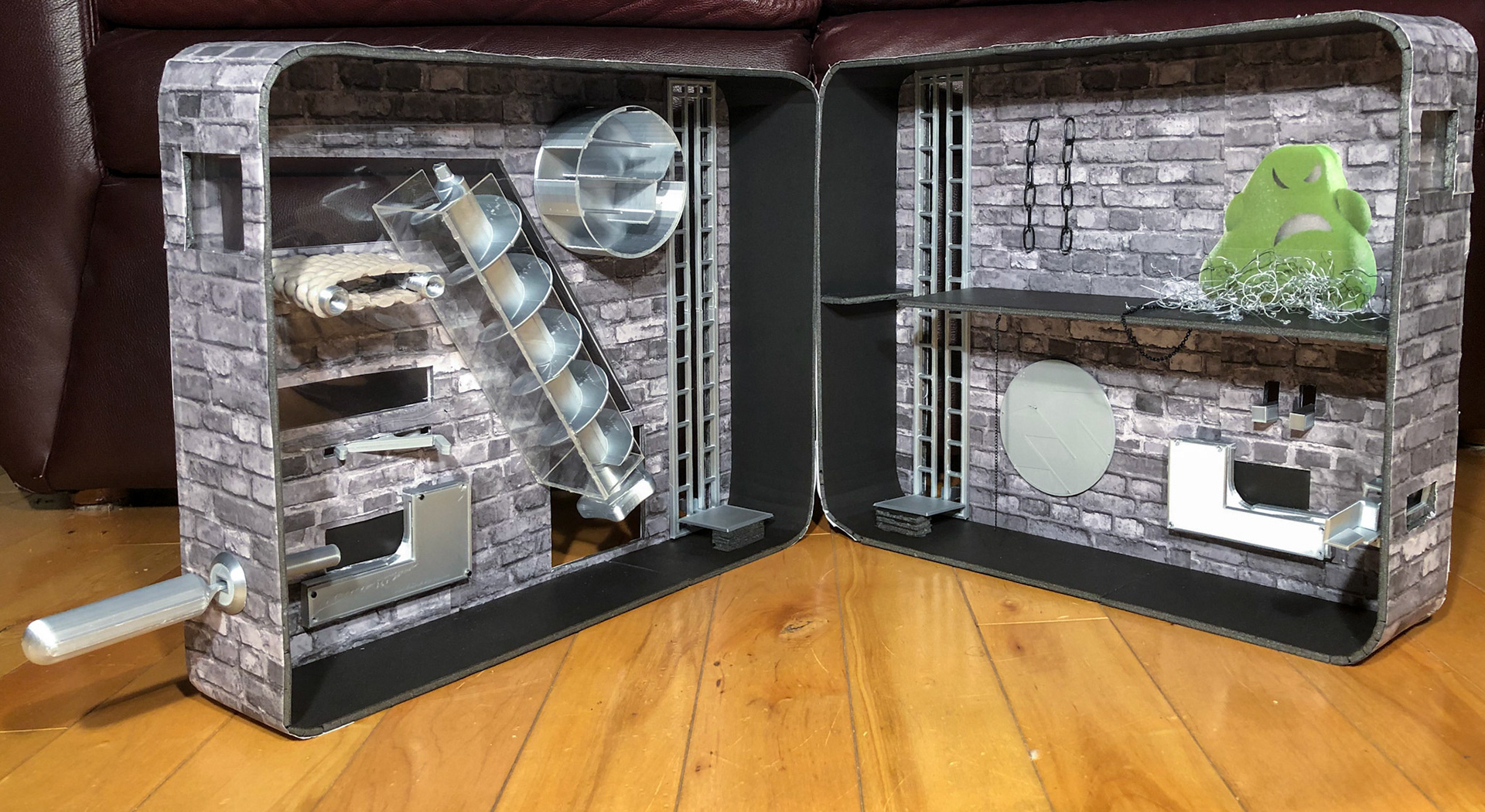The model opens up to reveal the playset