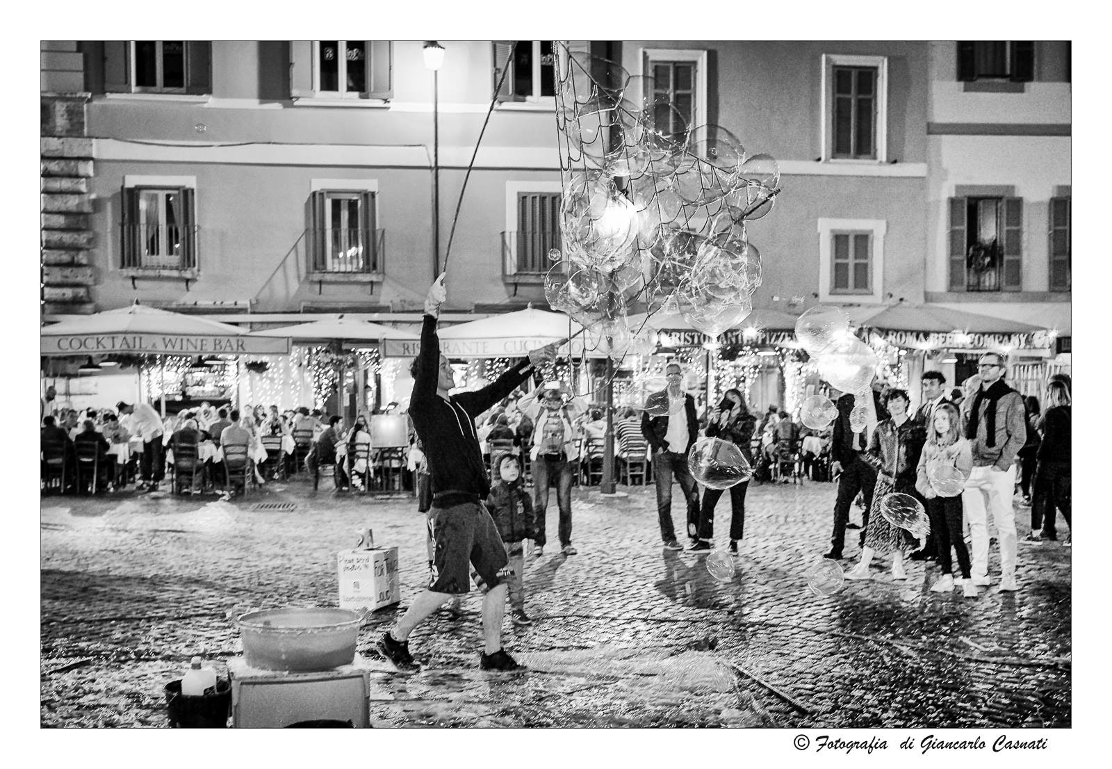 Bolle di sapone a Campo de' Fiori, 19 aprile 2018.