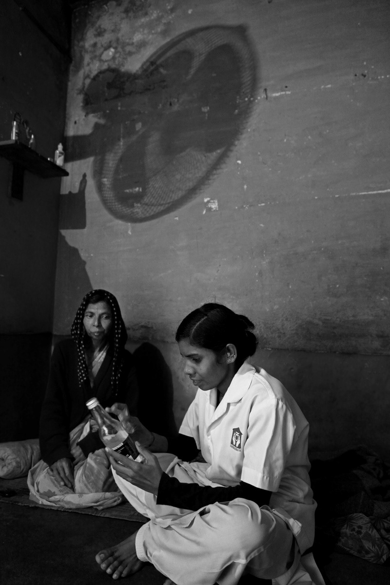 Accessing morphine for pain relief is one of the biggest challenges for institutes offering palliative care in India. Here, a homecare nurse labels a bottle of oral morphine solution to prevent accidental use.