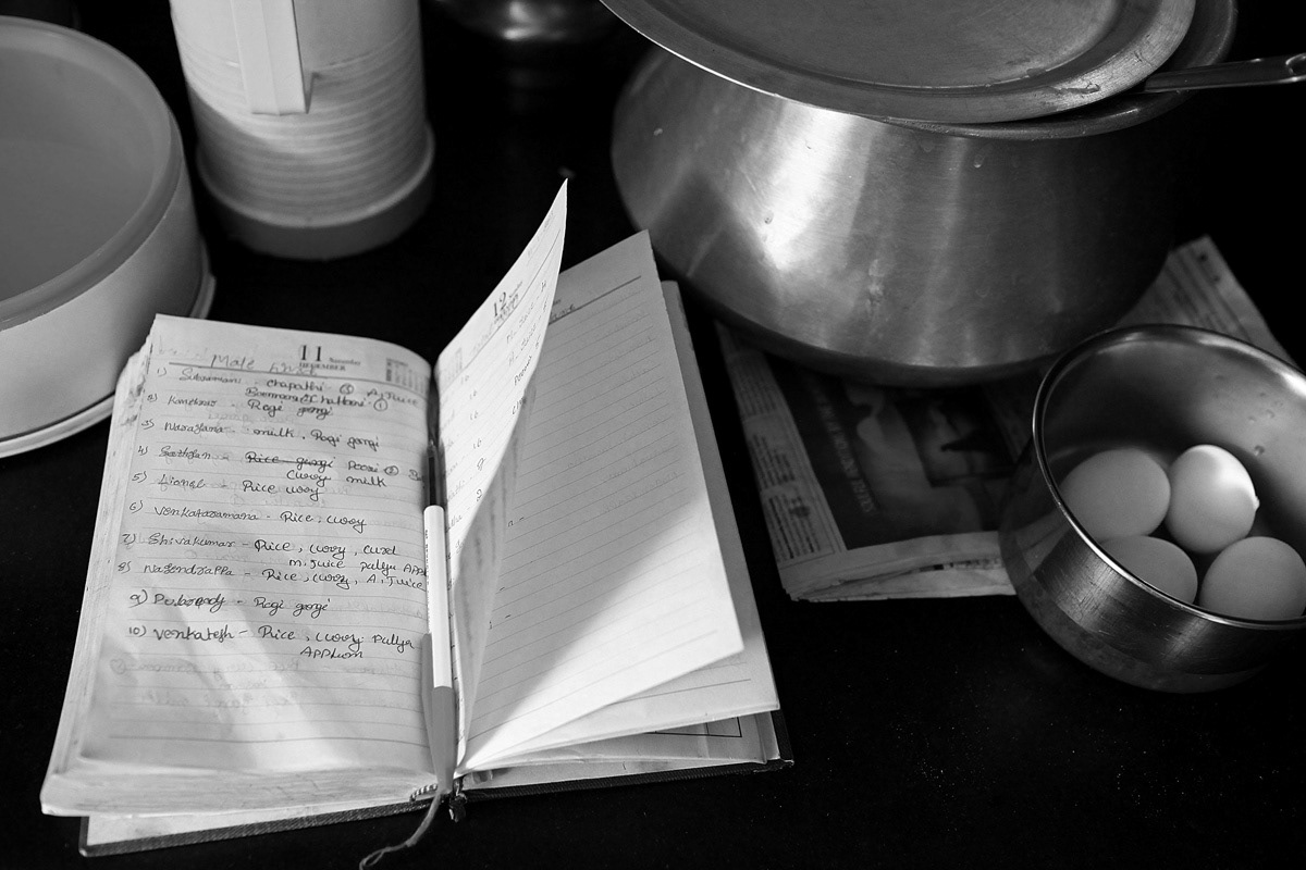 The kitchen staff maintains a diary of the patients’ dietary requests and takes these very seriously, since they never know if a certain meal is a patient’s last one. Having cooked thousands of last meals, from puris to fish curry, no request is too big or trivial to conjure up in this kitchen.