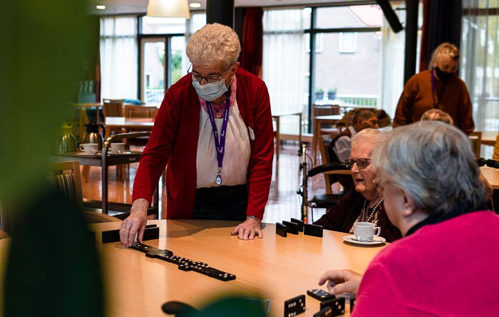 Pie Schutte-Dekker (80) helpt bewoners tijdens de spelletjesmiddag in woonzorgcentrum Graafzicht.