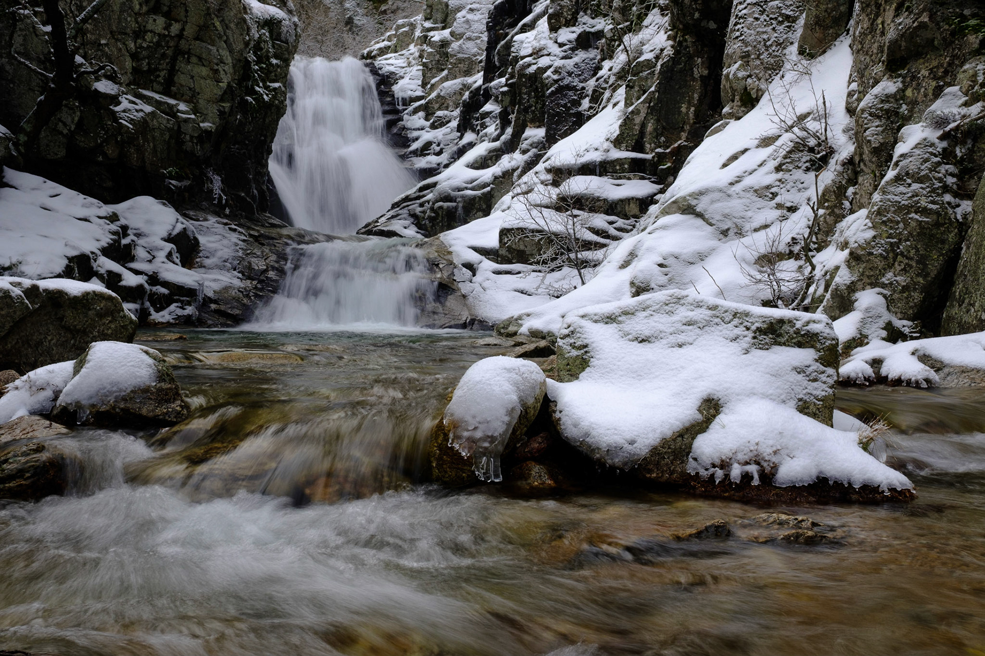 Tras las últimas lluvias y nieves el agua ha cobrado fuerza cambiando el paisaje.
