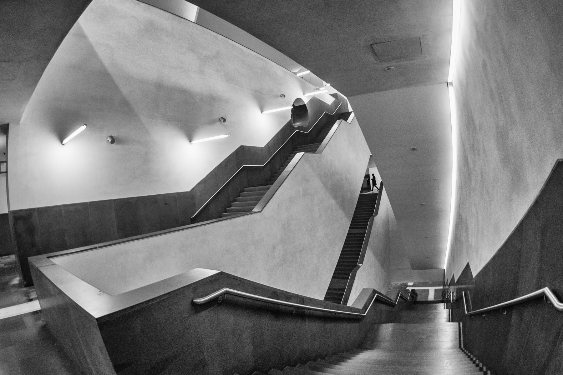 Piazza Municipio metro station, Napels ©Harry van Noord
