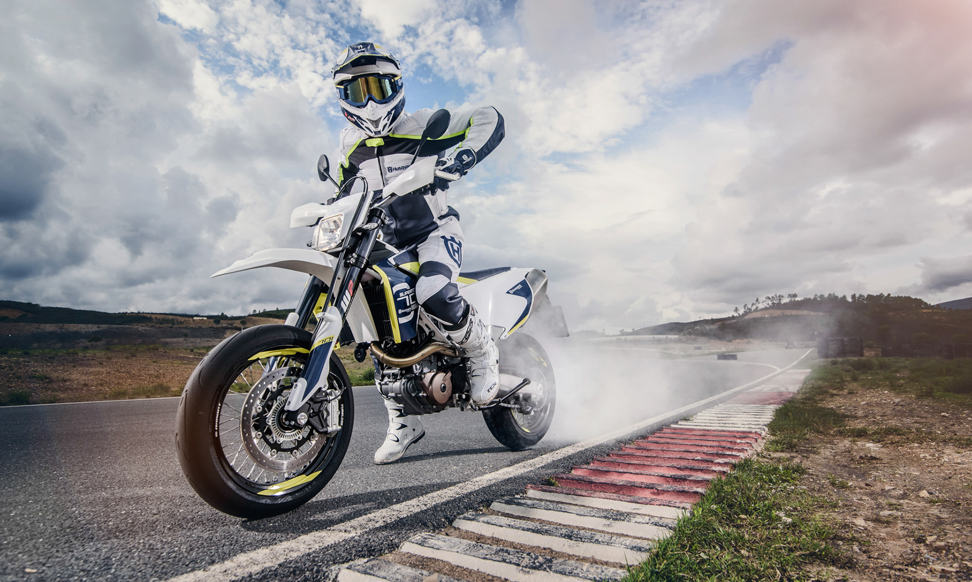 Husqvarna 450 Supermoto Wheelie