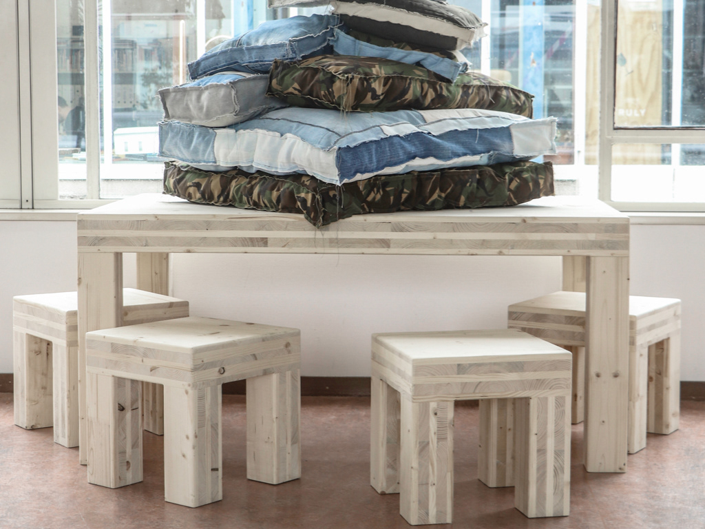 medium table + 4 small stools