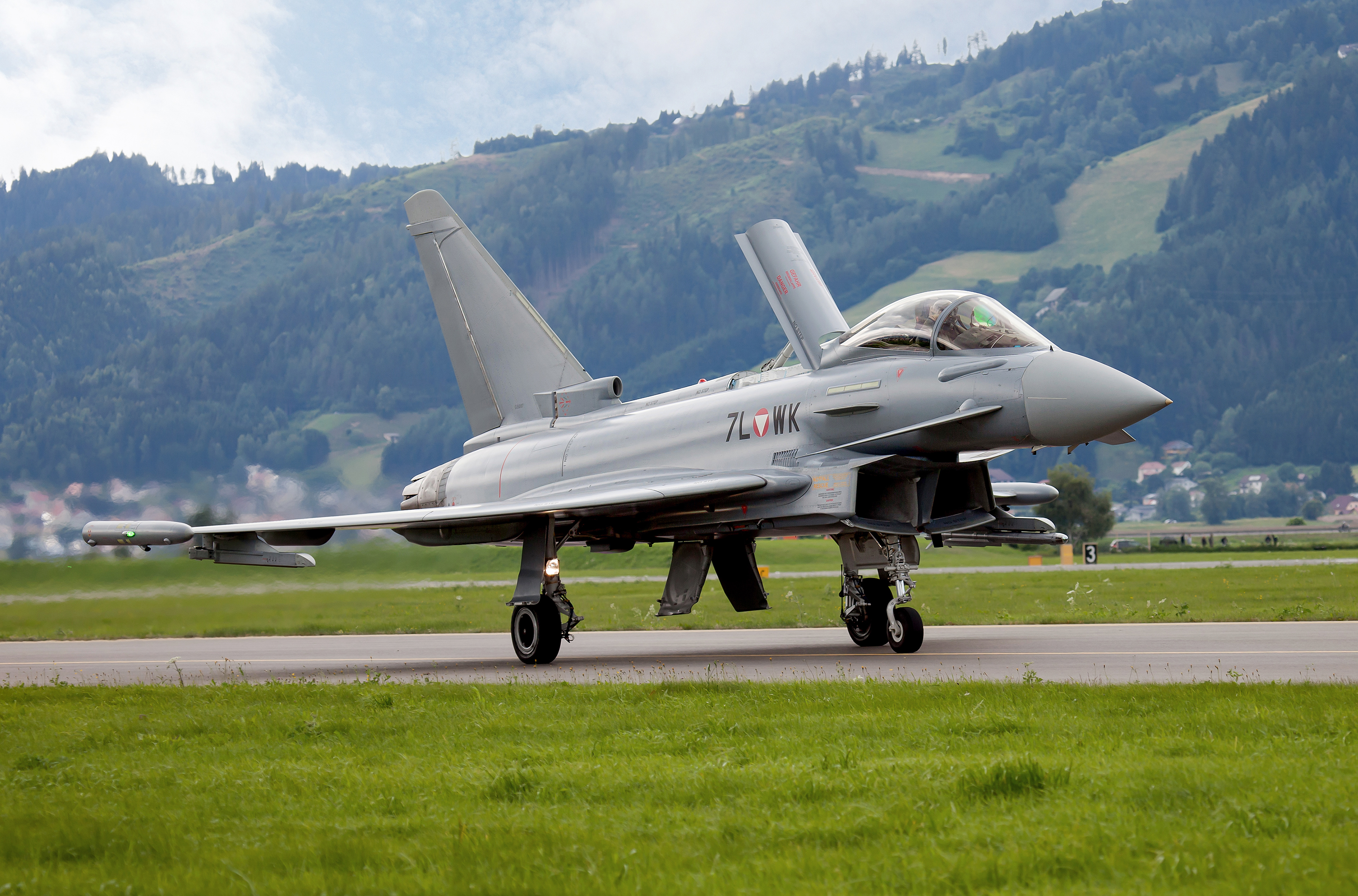 Eurofighter typhoon. Еврофайтер Тайфун. Истребитель Еврофайтер. Еврофайтер Тайфун вооружение. Eurofighter Typhoon tranche 3.