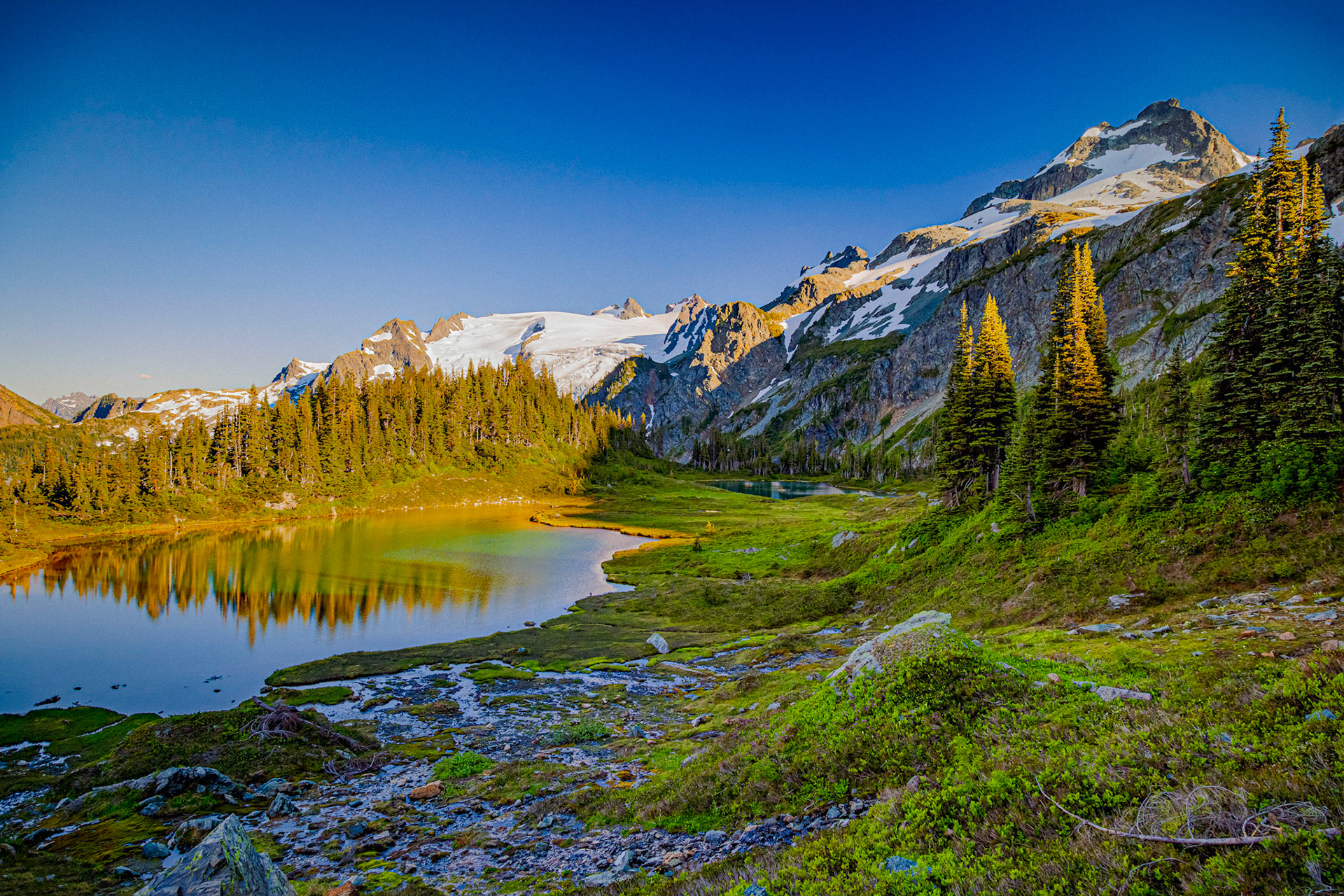 The impeccable alpine moutnain scenery of the Ptarmigan Traverse in the North Cascades of Washington