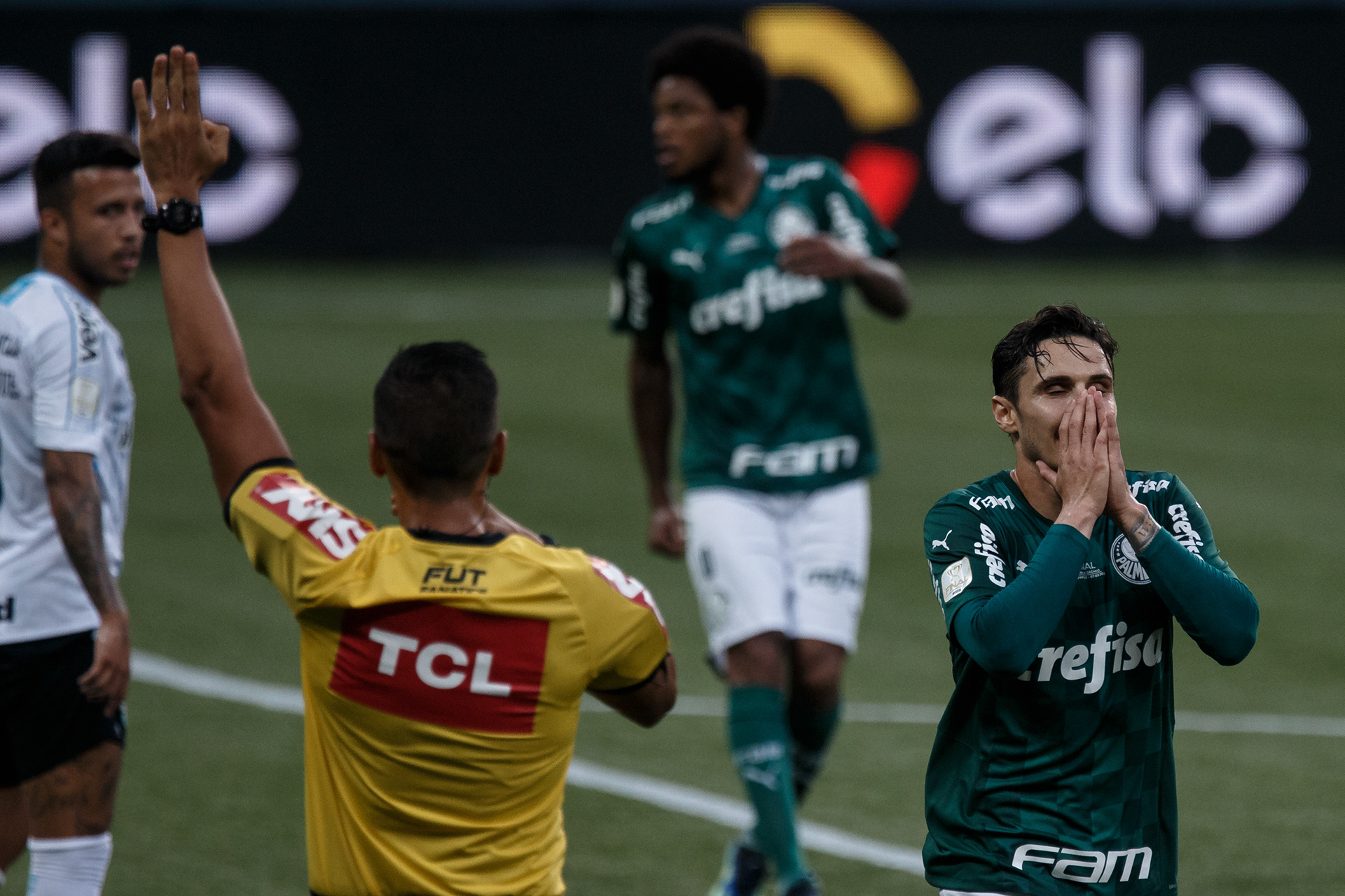 Raphael Veiga lamenta gol anulado por Impedimento de Rony no inicio da jogada durante Final da Copa do Brasil 2020.