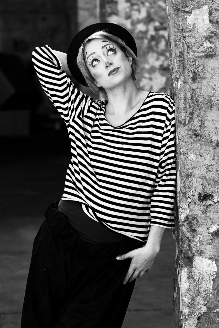 Portrait weiblicher Clown schwarz weiß