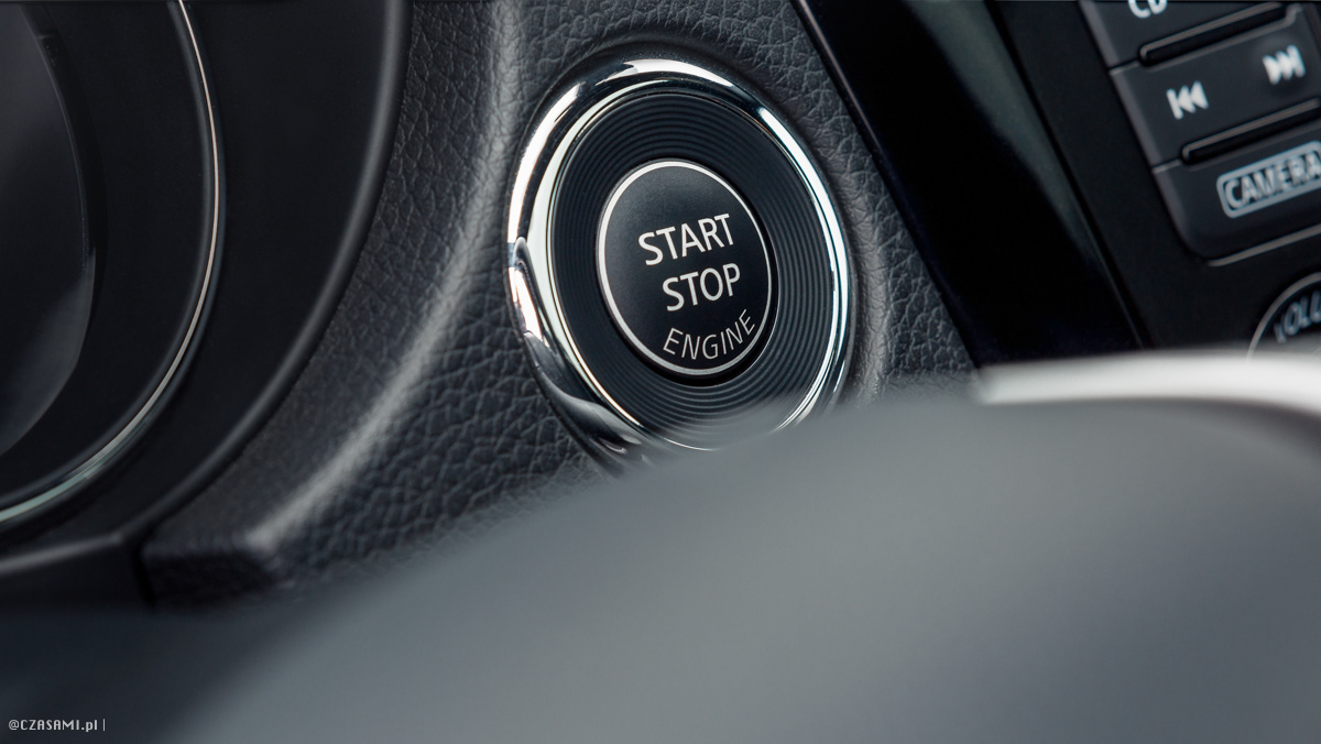 start/stop Nissan Qashqai. Fotografia motoryzacyjna CZASAMI.pl