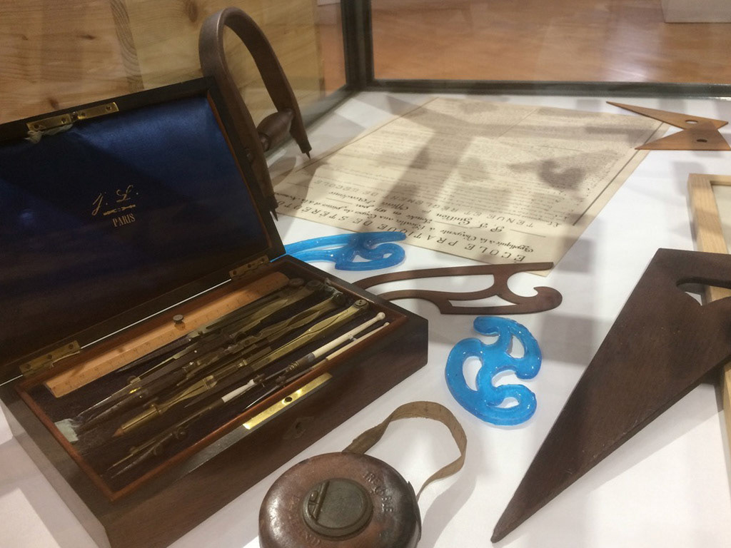 Pièces exposées dans une salle de l'exposition permanente du musée