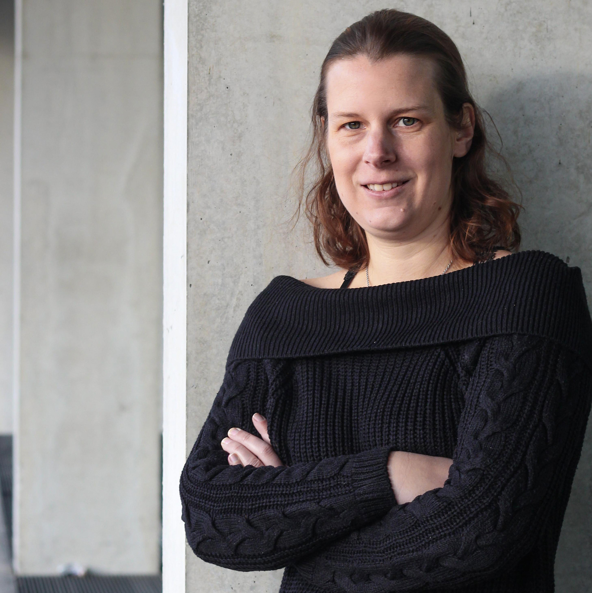 Saskia Rohnert, Frau vor grauen Wand