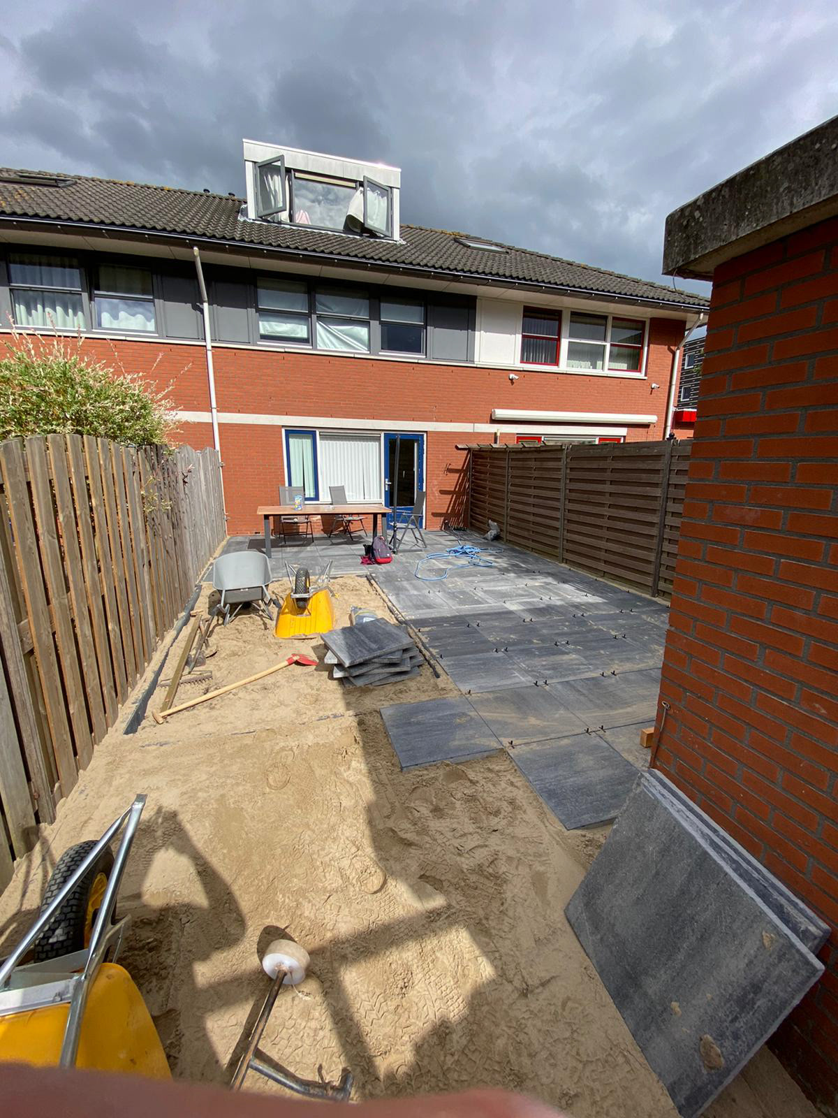 Foto 3: Achtertuin in aanleg