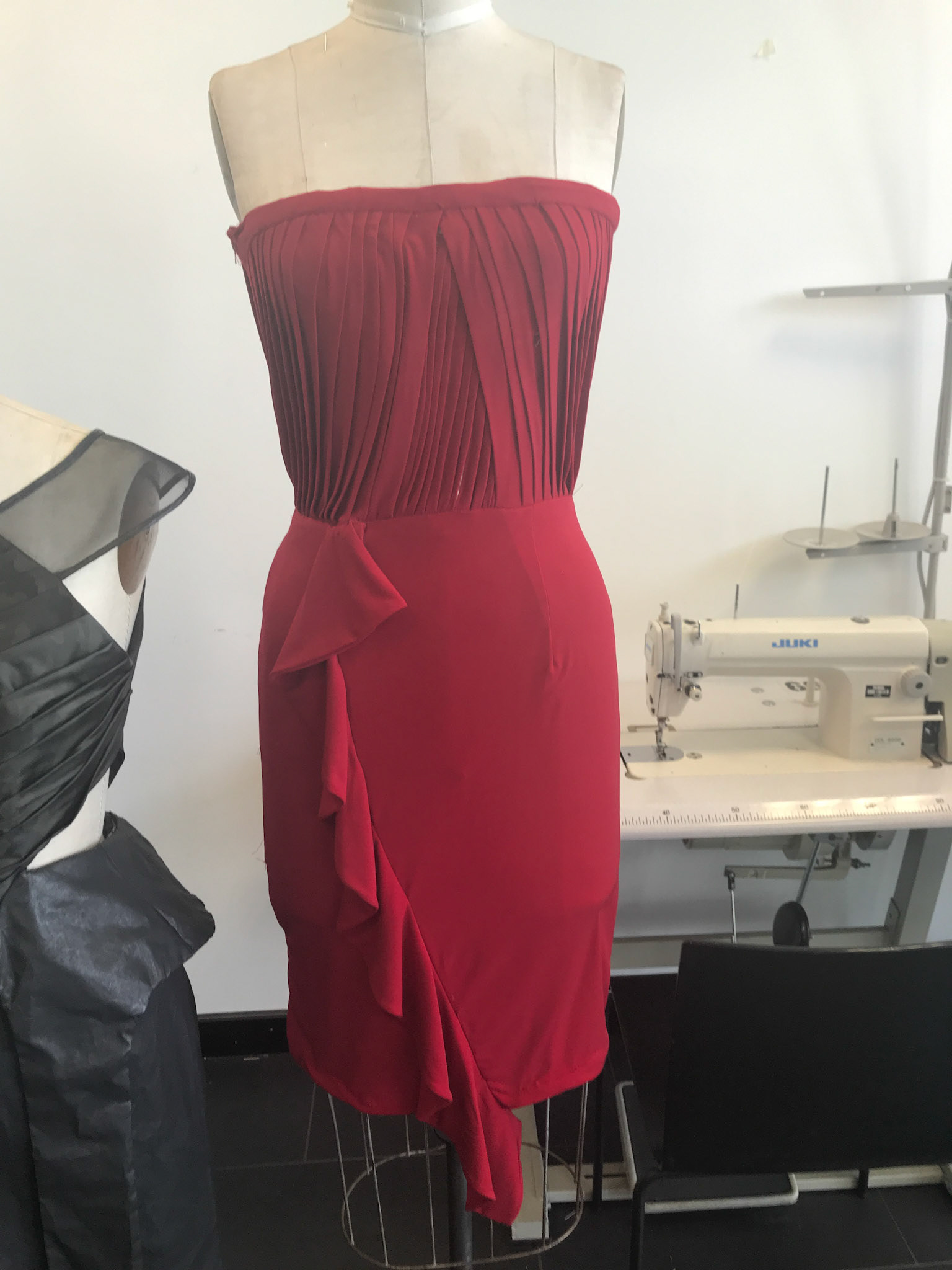 Stretch jersey with fluted bodice and side ruffle