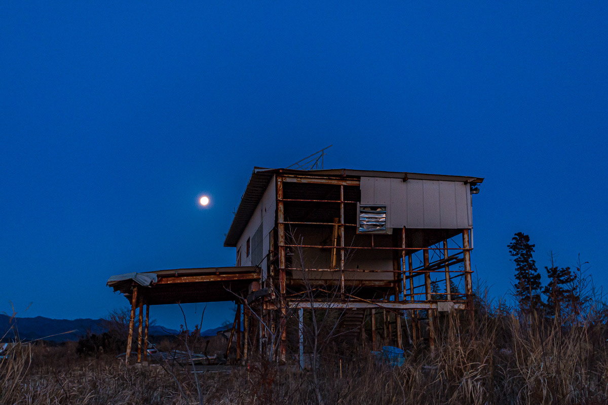 Full Moon, Beach House Remains