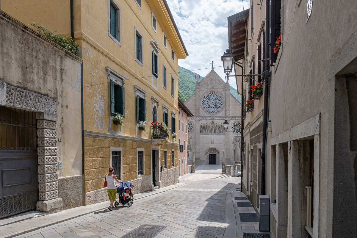 Via Giuseppe Bini - dal Duomo si sale verso il municipio, presso Palazzo Boton; in questa via troviamo anche i locali che ospitano “1976 FRAMMENTI DI MEMORIA” l’importante testimonianza fotografica che documenta Gemona pre sisma, subito dopo il terremoto e a ricostruzione avvenuta.
