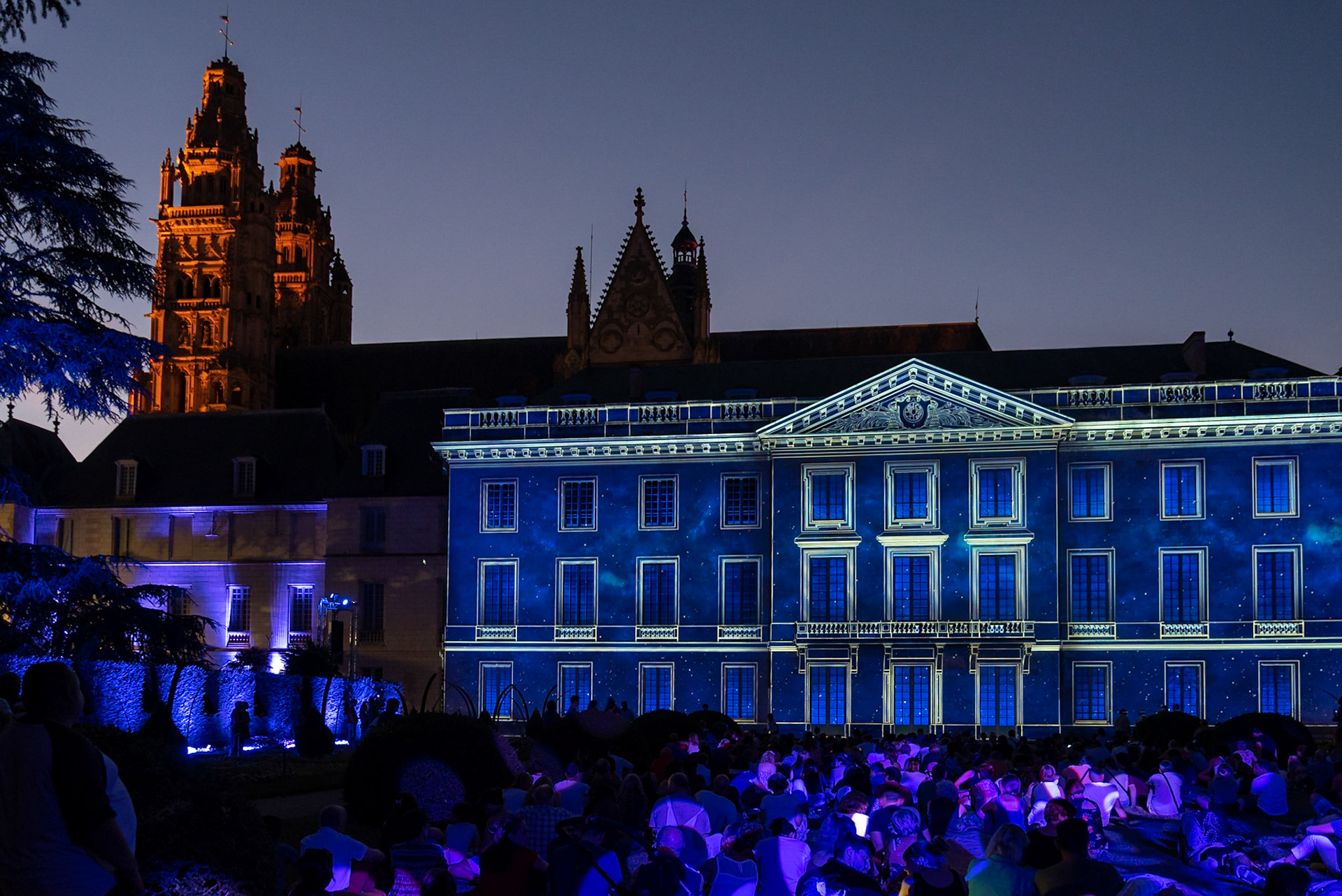 Spectacle sur la façade du musée des beaux-arts de Tours