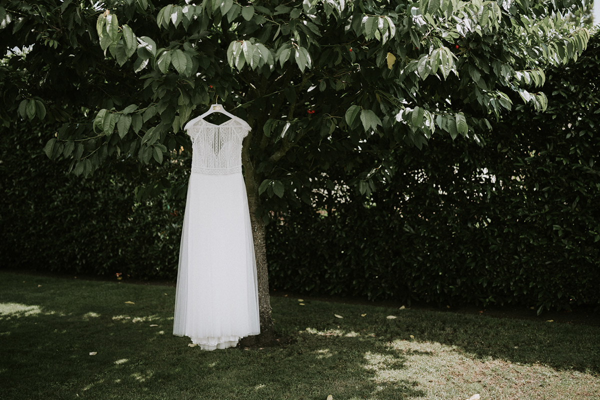 Brautkleid hängt an einem Baum