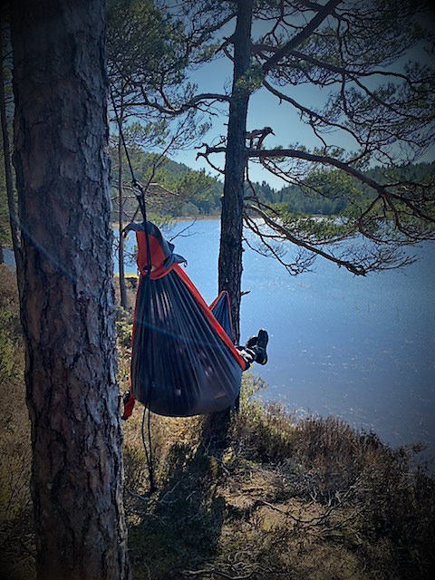 I aprilsola kjem gjerne hengekøyene opp ved gapahuken. Somme overnattar faktisk. Foto: Heidi Medhus.